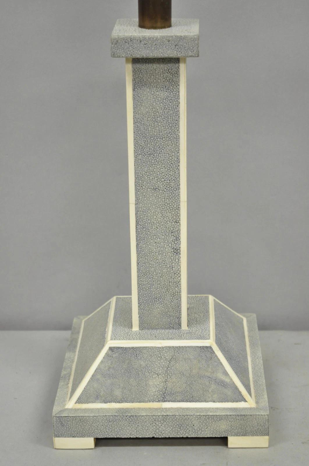 Sconosciuto Lampada da tavolo d'epoca in finto zigrino con colonna in pelle di squalo grigio in stile Art Decor in vendita