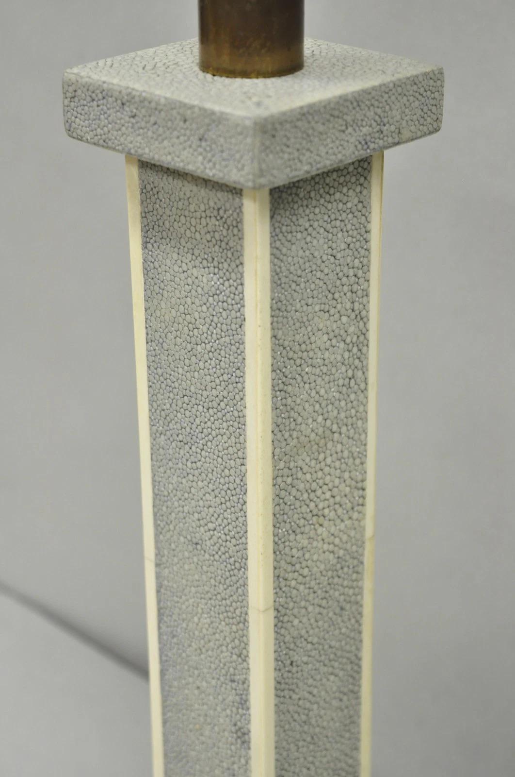 Lampada da tavolo d'epoca in finto zigrino con colonna in pelle di squalo grigio in stile Art Decor in vendita 1