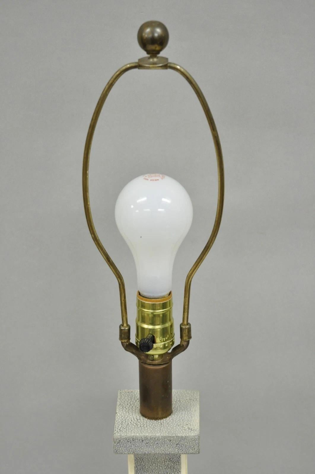 Lampada da tavolo d'epoca in finto zigrino con colonna in pelle di squalo grigio in stile Art Decor in vendita 2