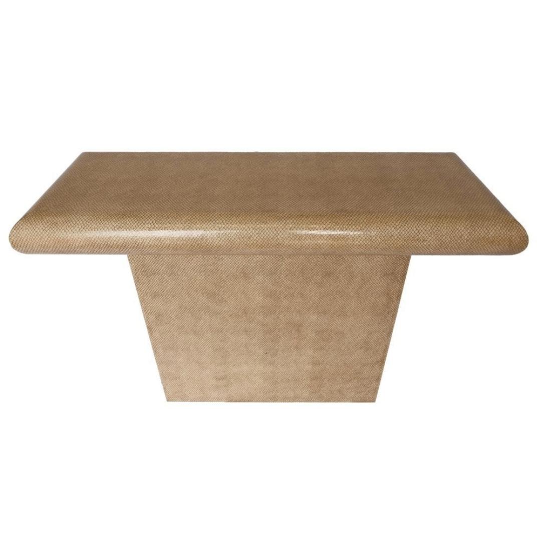 Konsolen- oder Sofatisch im brutalistischen Stil mit rechteckigem Sockel und abgerundeter Platte, die mit lackierter Schlangenhautimitation überzogen ist. Die Abnutzung entspricht dem Alter und dem Gebrauch. Siehe Fotos für Details.

Maße 48 