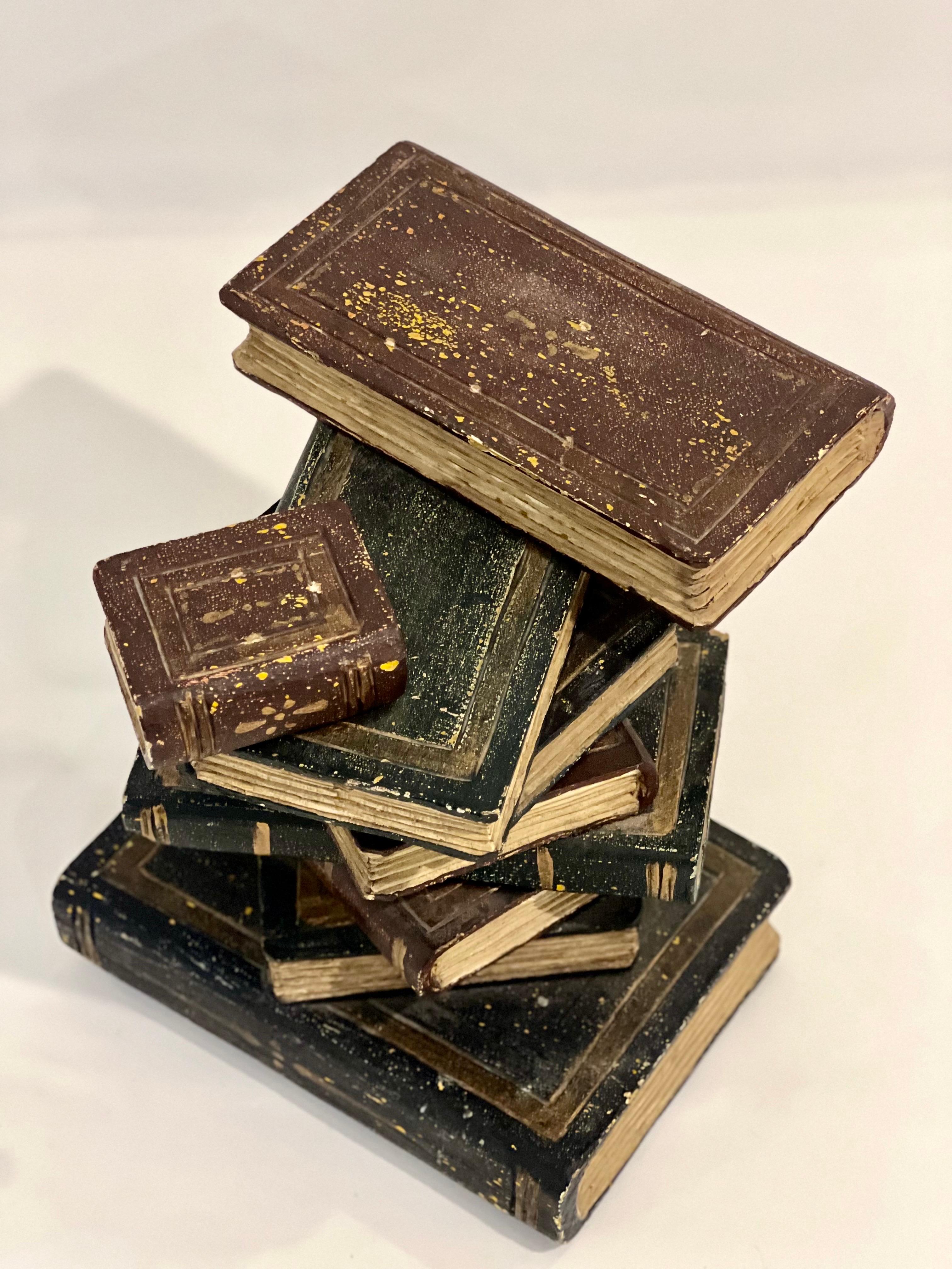 Vintage Faux gestapelt Buch skulpturale Wood Beistelltisch im Zustand „Gut“ im Angebot in Doylestown, PA