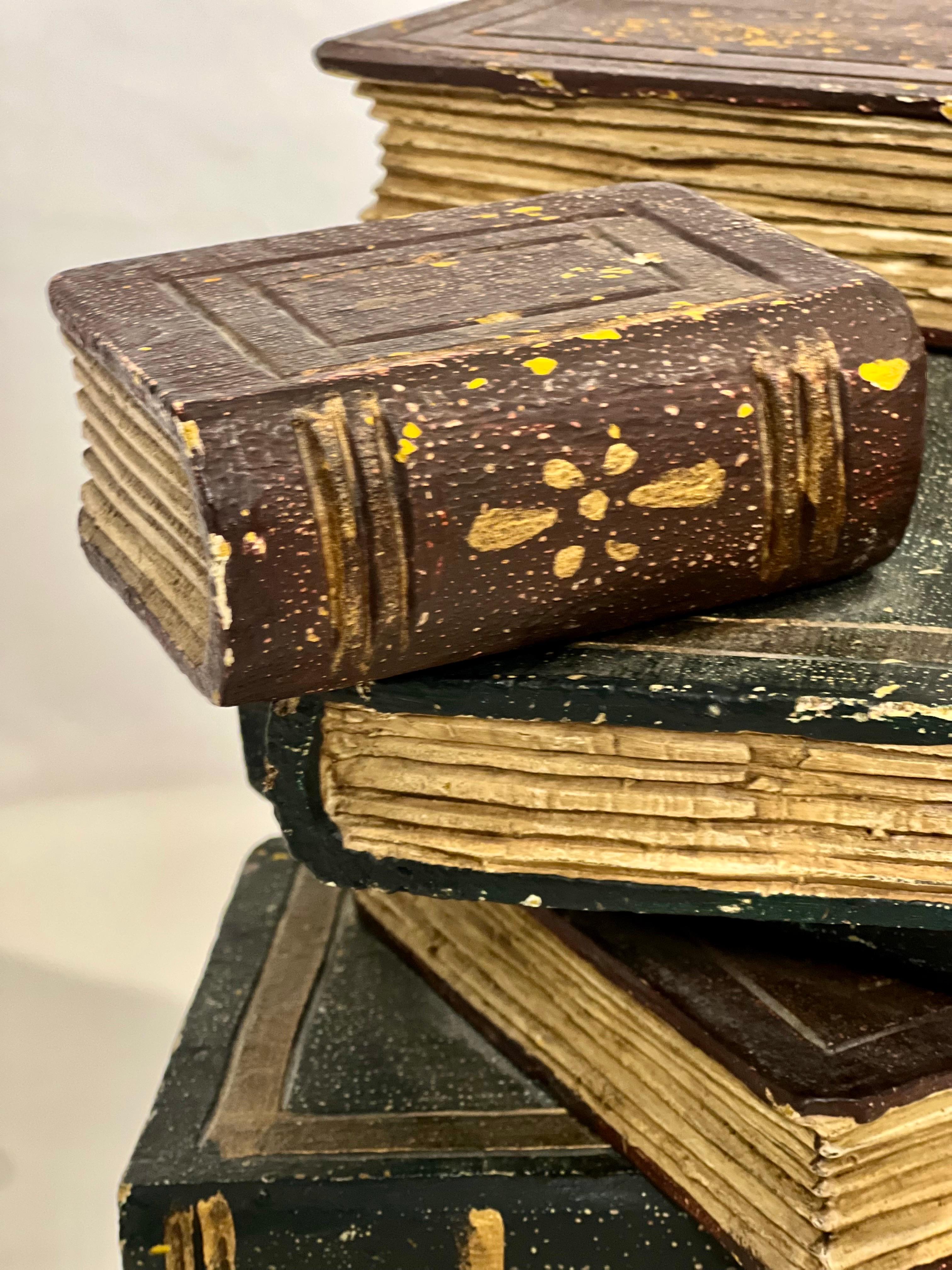 Vintage Faux gestapelt Buch skulpturale Wood Beistelltisch (Holz) im Angebot