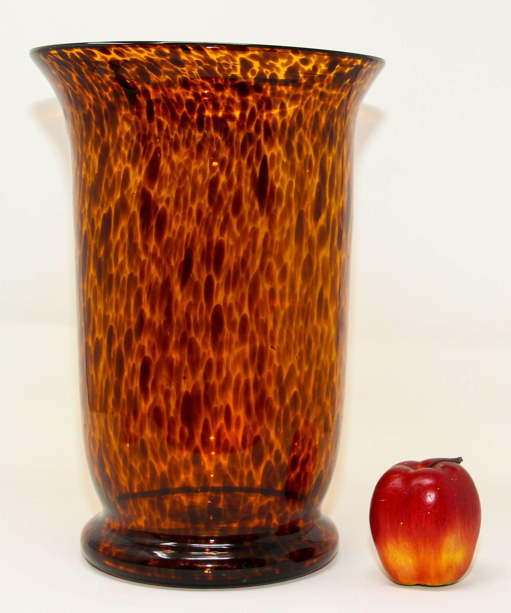 Vintage Faux Schildkrötenpanzer geblasen Kunstglas Vase (Hollywood Regency) im Angebot