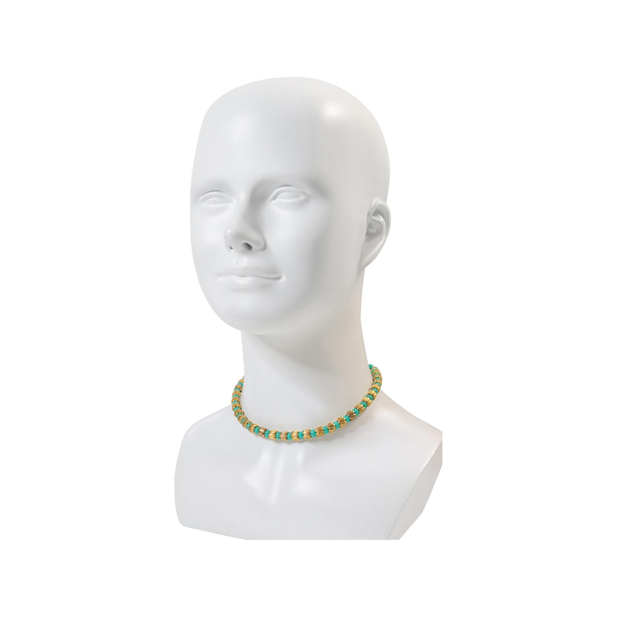 Vintage Faux Türkis Goldton Perlen Choker Goldton Perlen CIRCA 1980s.  Dies ist ein winziges und elegantes Halsband.  Nicht auffällig, aber er sagt, was er will.  So ähnlich wie THE ROW.  Es ist leise, aber es sieht toll aus.  Sie ist klein, aber