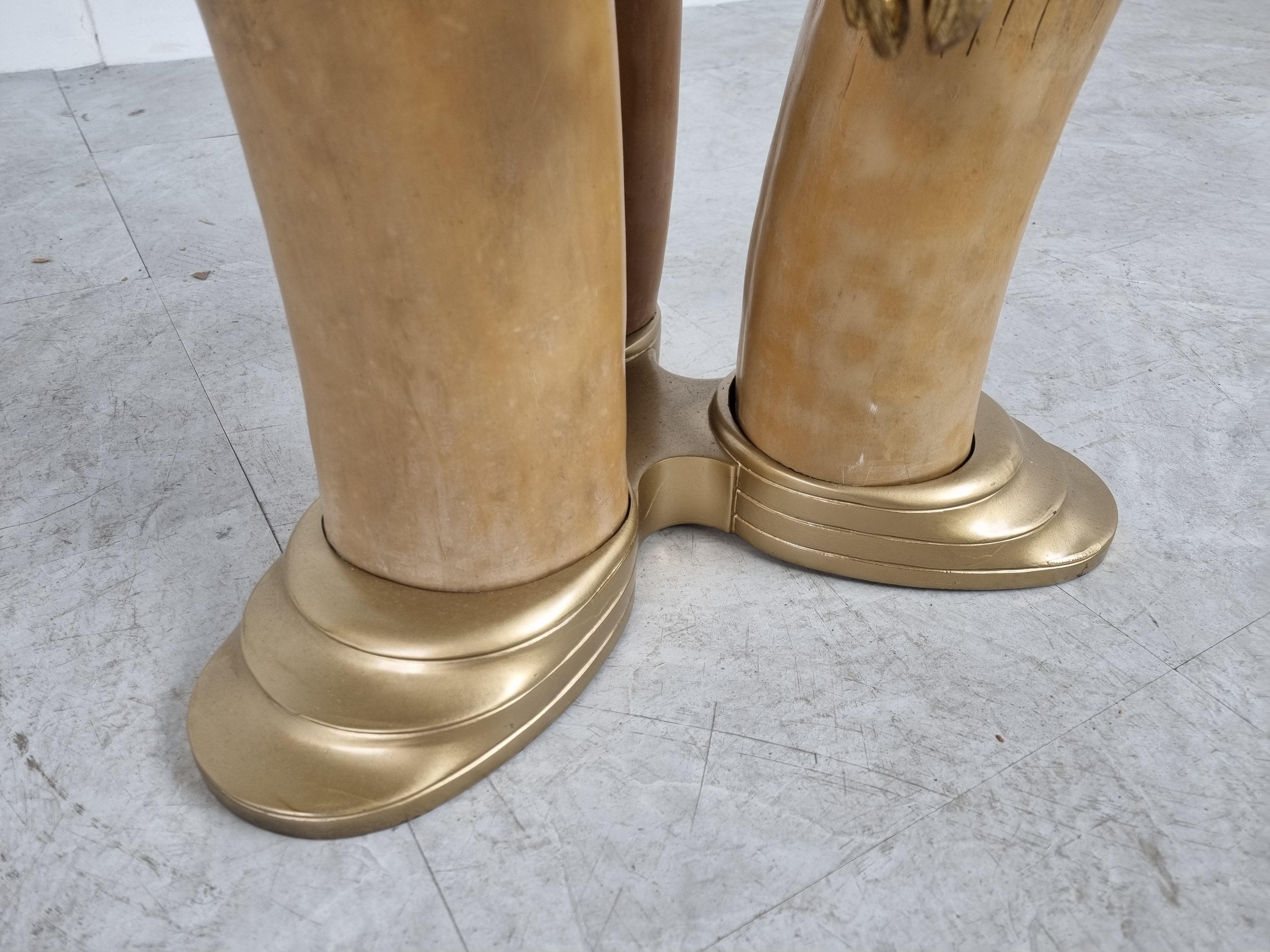 Table centrale élégante avec de fausses défenses d'éléphant en résine montées sur une base en métal avec un plateau rond en verre biseauté.

Une pièce qui attire l'attention.

La hauteur standard peut être un peu basse pour une table de salle à