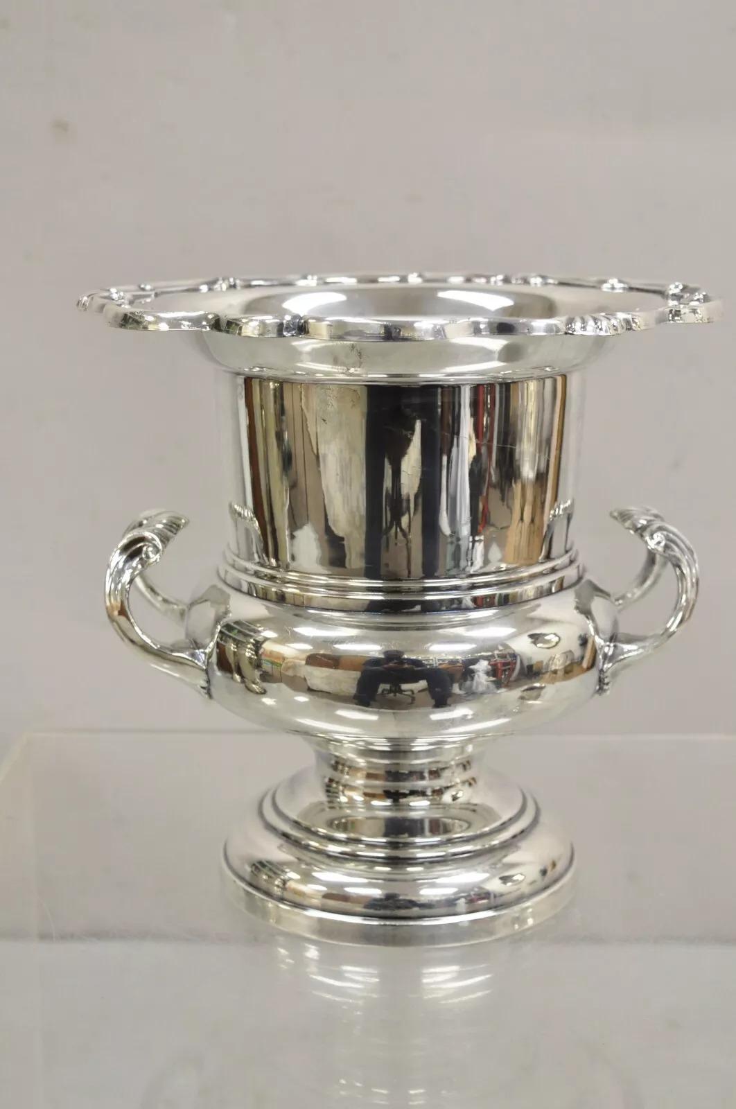 I.B. A.B. Seau à glace Rogers Georgetown Silver Plated Champagne Chiller Ice Bucket with Aluminum Liner. Circa Late 20th Century. Dimensions : 10