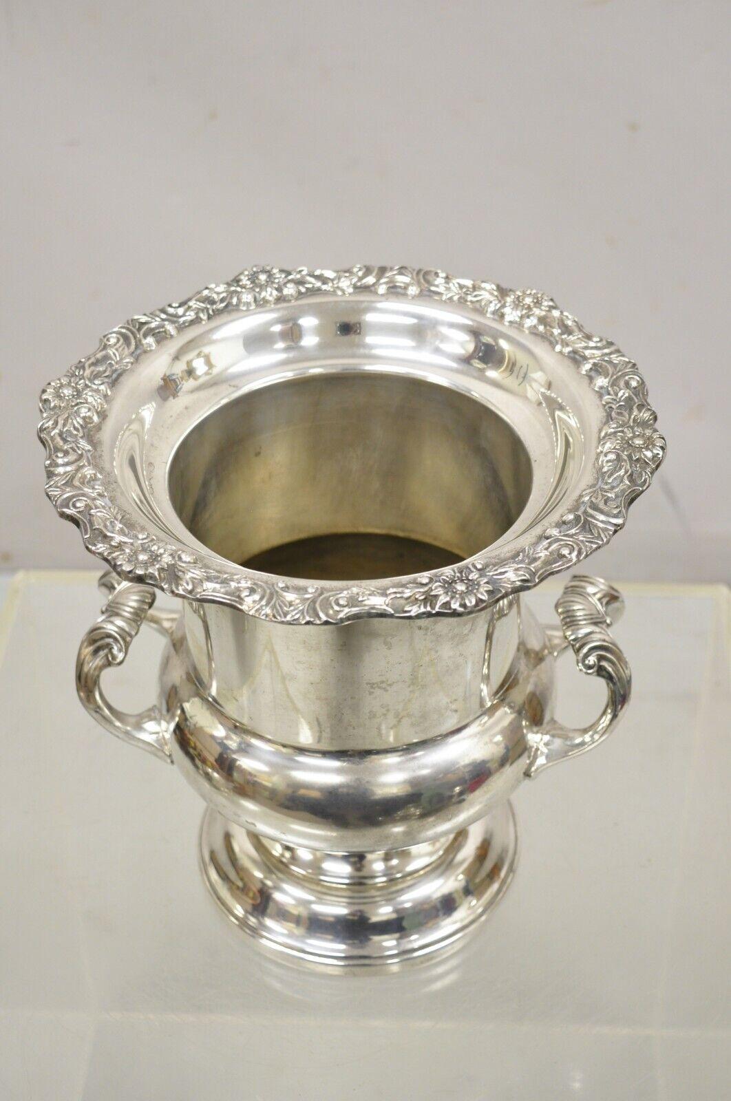 Copa trofeo FB Rogers vintage bañada en plata Cubitera para champán Enfriador de vino. Presenta asas gemelas ornamentadas y un borde festoneado decorado. hacia principios o mediados del siglo XX. Medidas: 10
