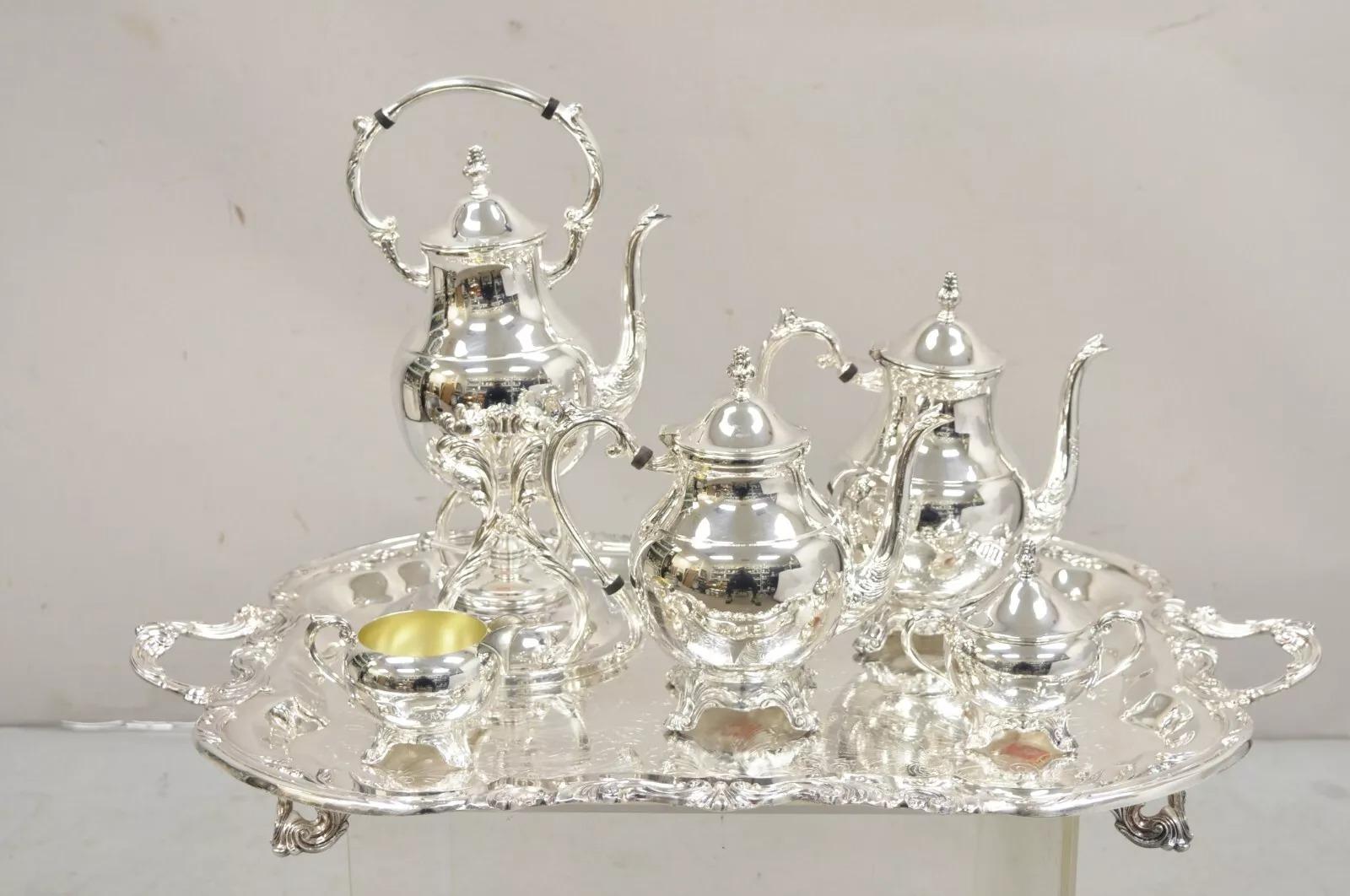 Vintage By Rogers Victorian Style Silver Plated Tea Set with Tilting Pot - 6 Pc Set. Circa Mid to Late 20th Century.
Mesures :  
Plateau : 2,5