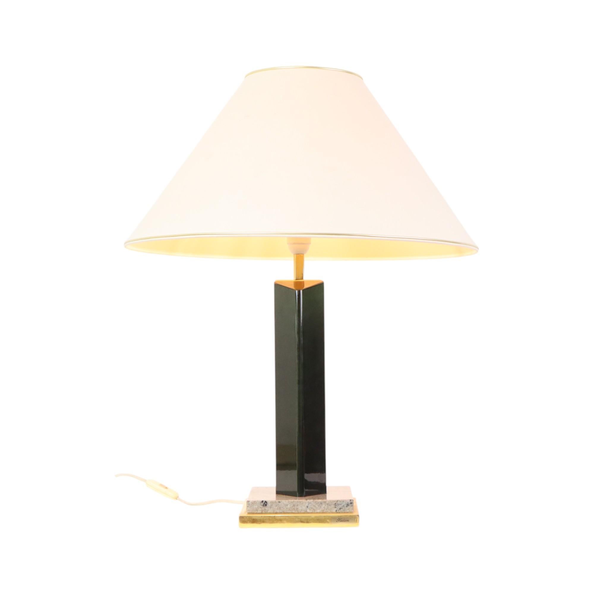 Vintage design table lamp made of black lacquered metal, marble and brass, by Fedam, Belgium, Hollywood Regency style from the 1970s.

High-quality Belgian lamp, marked at the bottom right, fits seamlessly into a vintage or modern interior, timeless