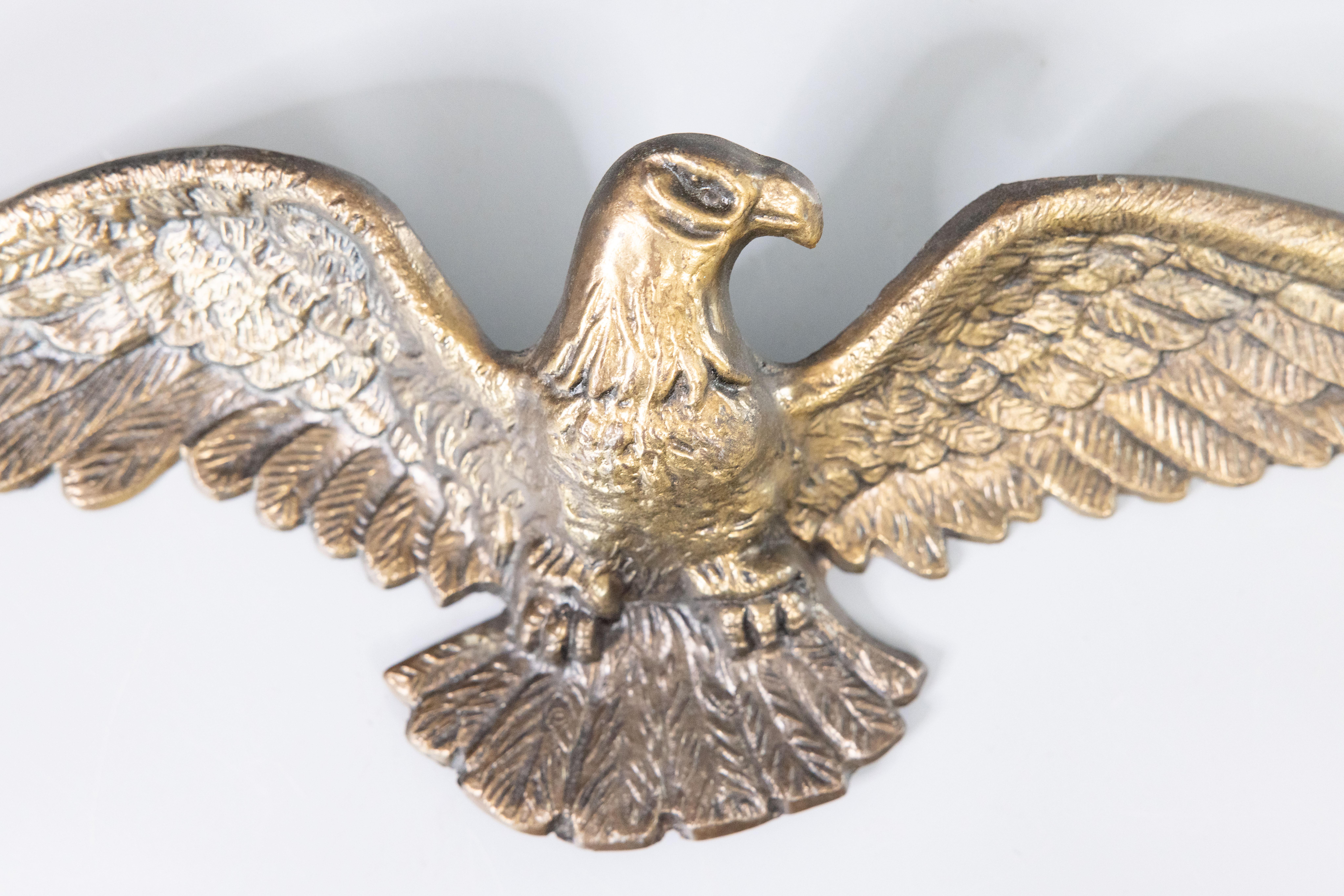 Una bella targa da parete in ottone con aquila americana della metà del secolo scorso. Quest'aquila regale è di grandi dimensioni e pesante, con ali distese e una bella patina di ottone. È il pezzo d'accento perfetto per qualsiasi