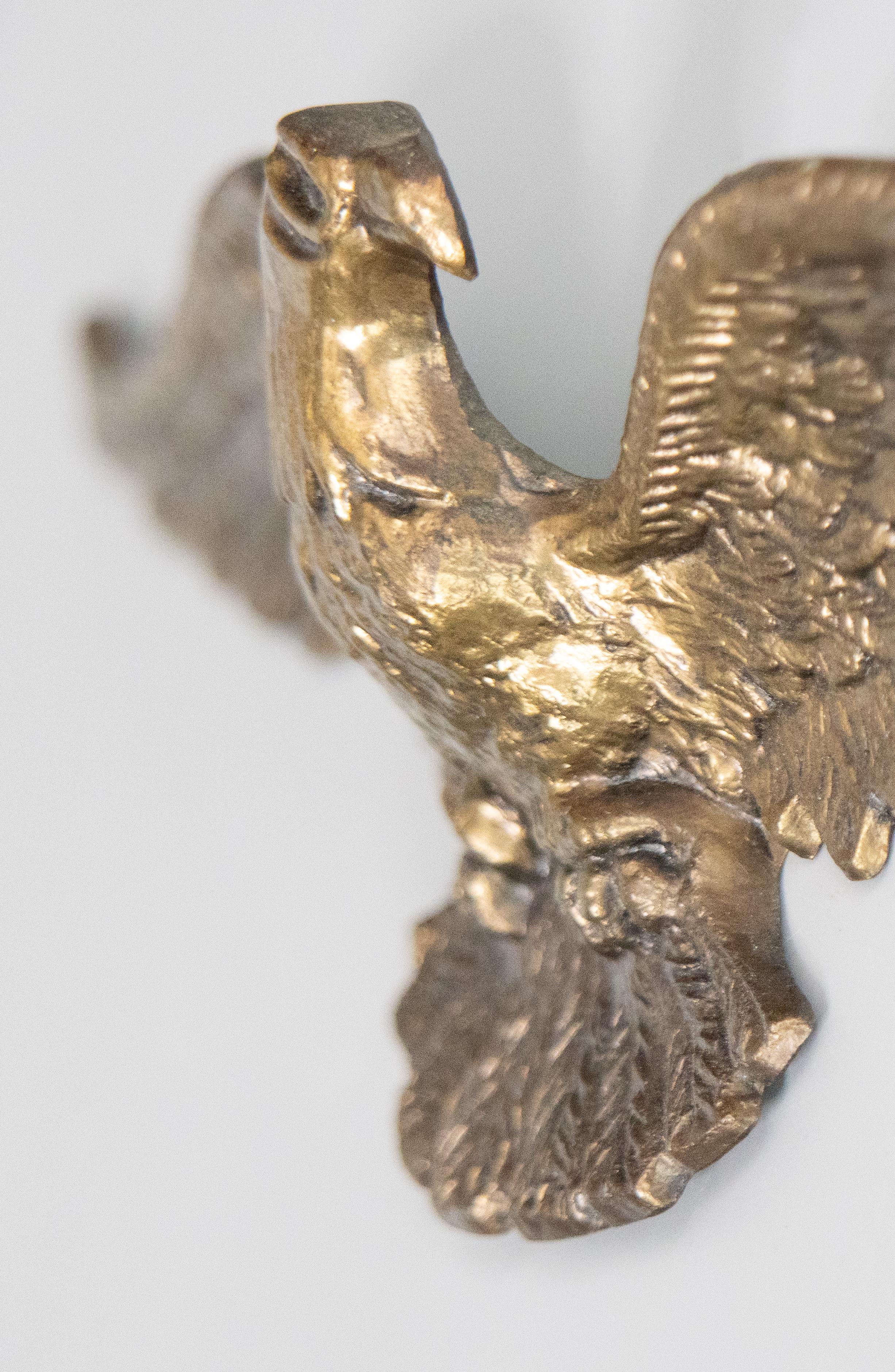 Americano Targa da parete appesa con aquila d'ottone Feder American d'epoca in vendita