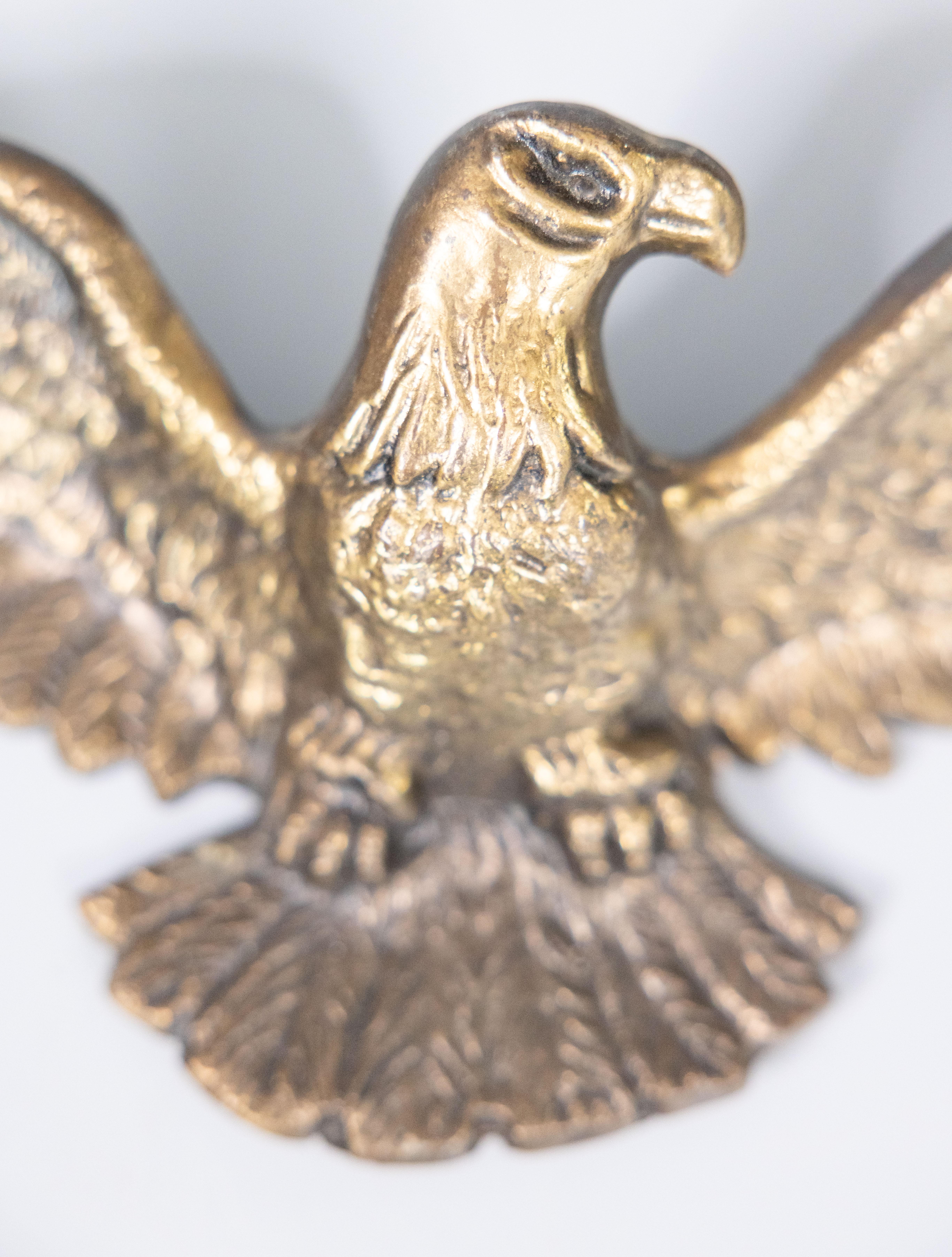 Targa da parete appesa con aquila d'ottone Feder American d'epoca In condizioni buone in vendita a Pearland, TX