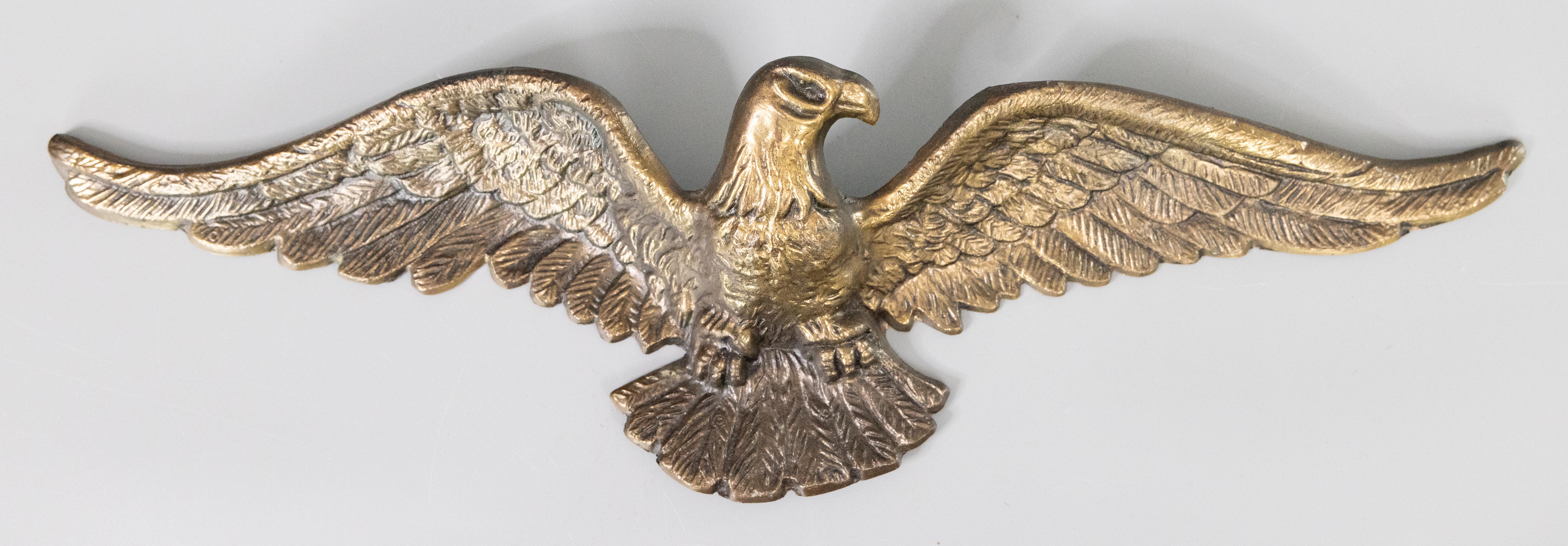 XX secolo Targa da parete appesa con aquila d'ottone Feder American d'epoca in vendita