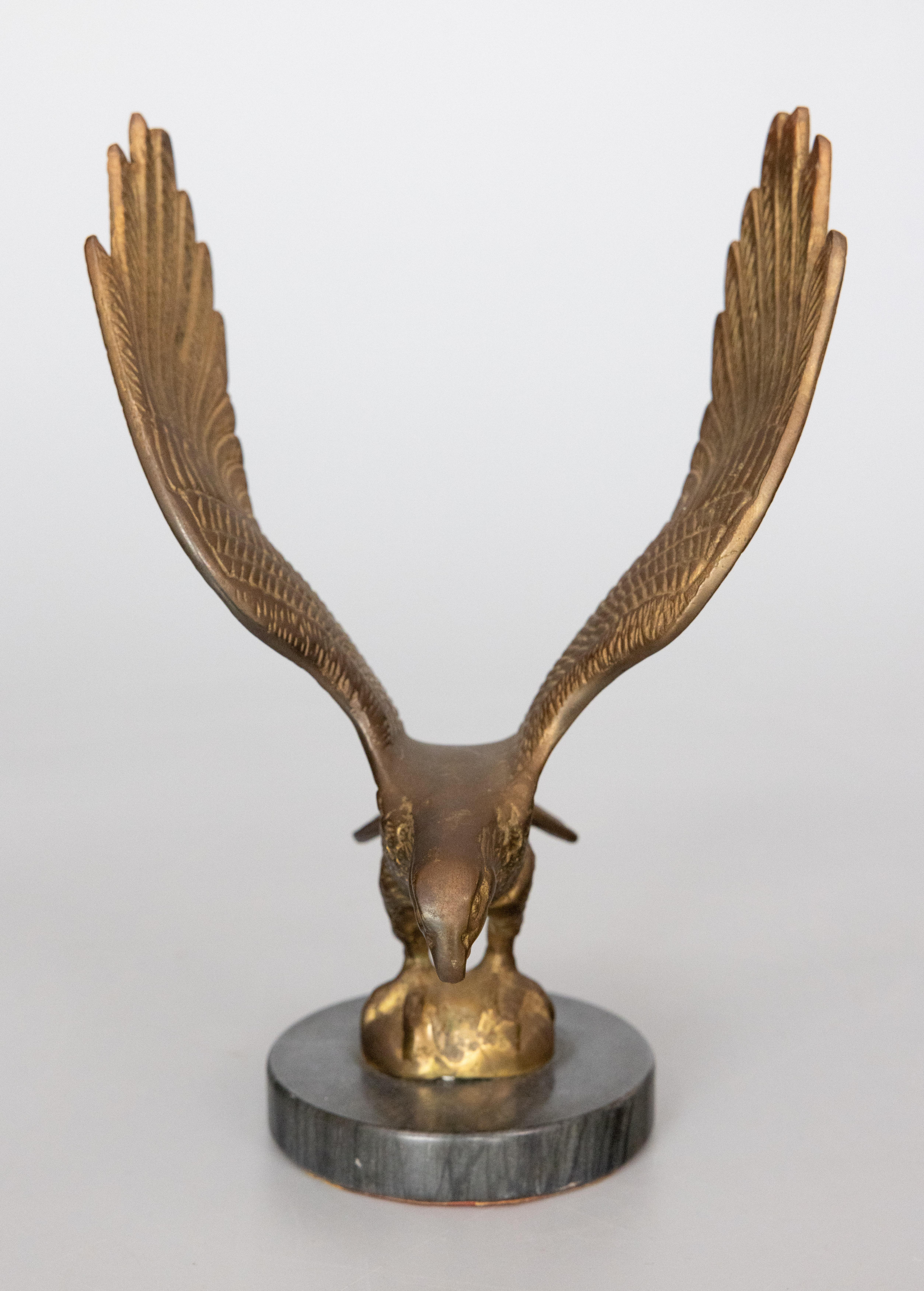 Américain Sculpture fédérale d'aigle vintage en laiton avec base en marbre en vente
