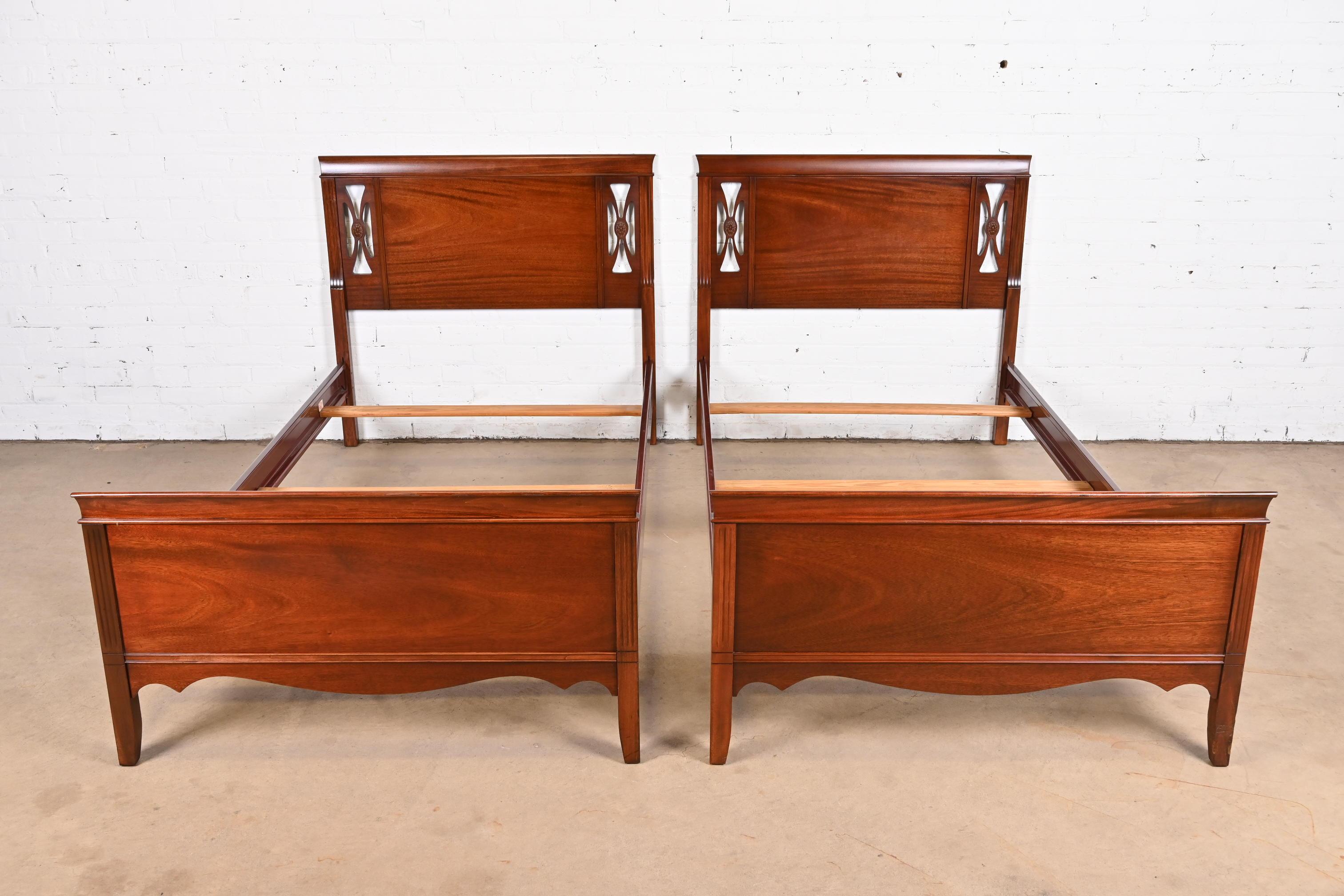 A gorgeous pair of vintage Federal or Regency style carved mahogany twin beds

In the manner of Kindel Furniture

USA, Mid-20th Century

Carved mahogany, with metal side rails.

Measures: 42