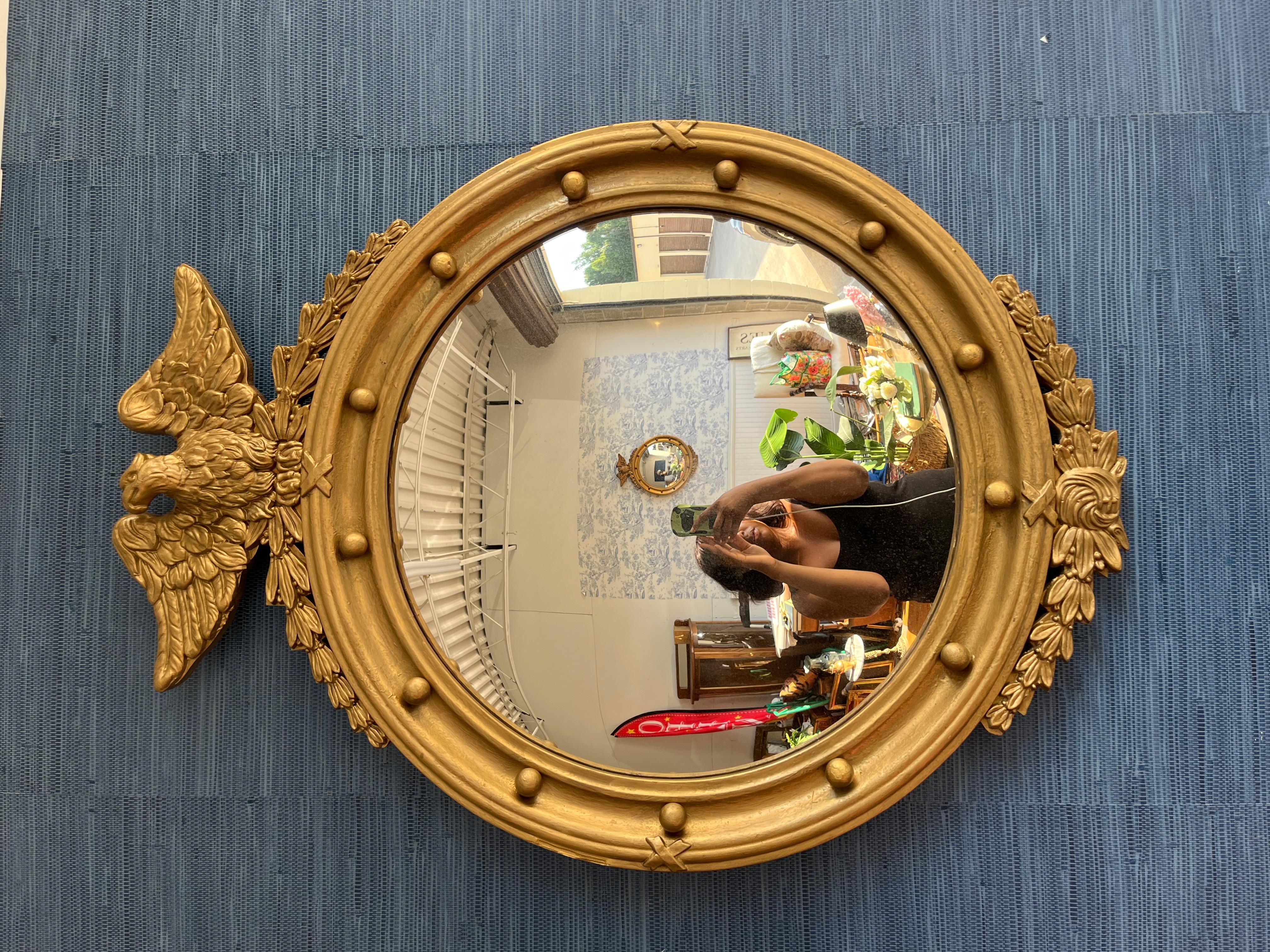 Espejo con marco redondo vintage Federal Eagle Convex Gold Gilt Wood - Fabricado en EE.UU. en venta 4