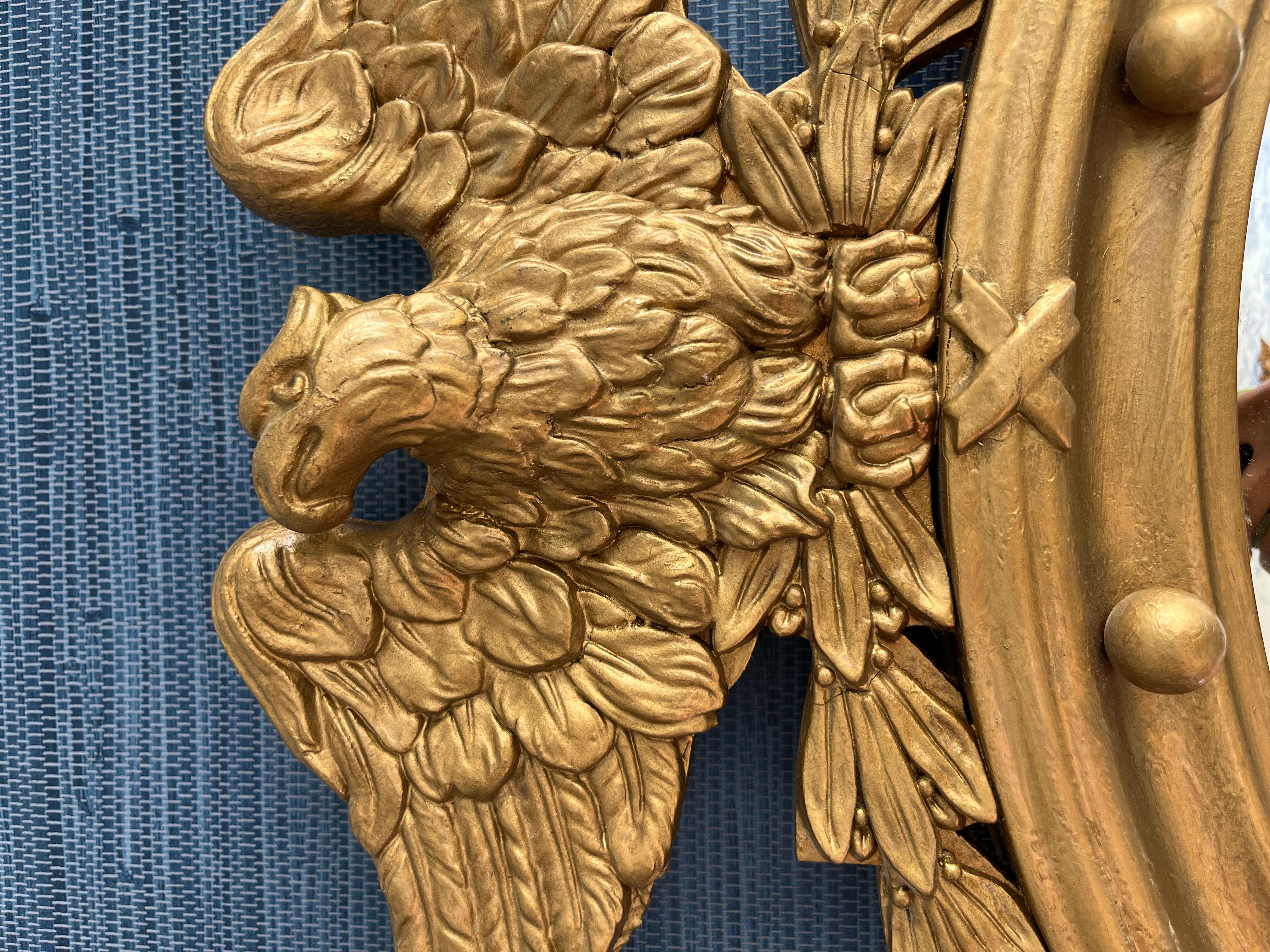 Espejo con marco redondo vintage Federal Eagle Convex Gold Gilt Wood - Fabricado en EE.UU. en venta 5