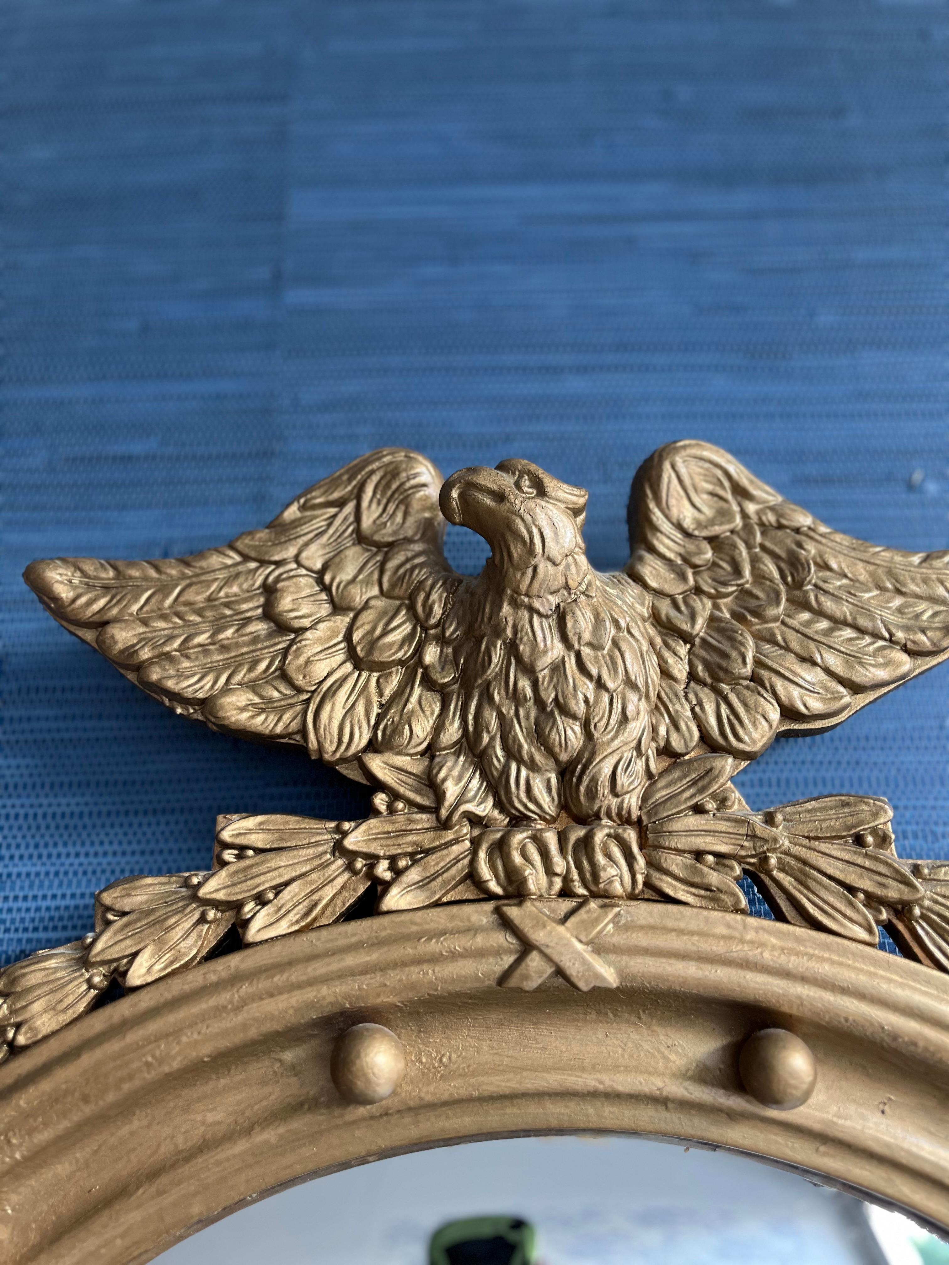 Specchio d'epoca con cornice rotonda in legno dorato Eagle Convex - Made in USA In condizioni buone in vendita a Portsmouth, VA