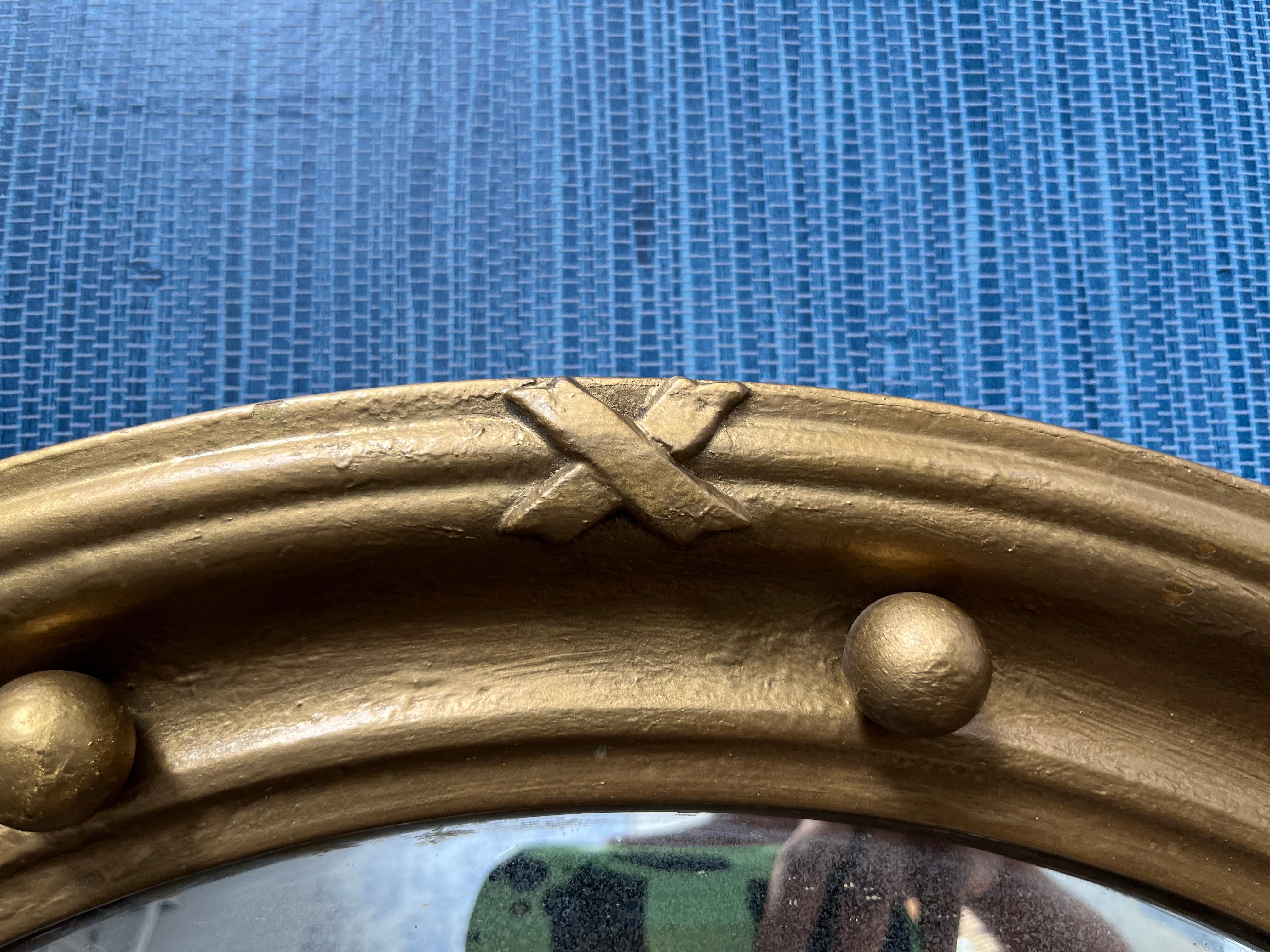 Metà XX secolo Specchio d'epoca con cornice rotonda in legno dorato Eagle Convex - Made in USA in vendita