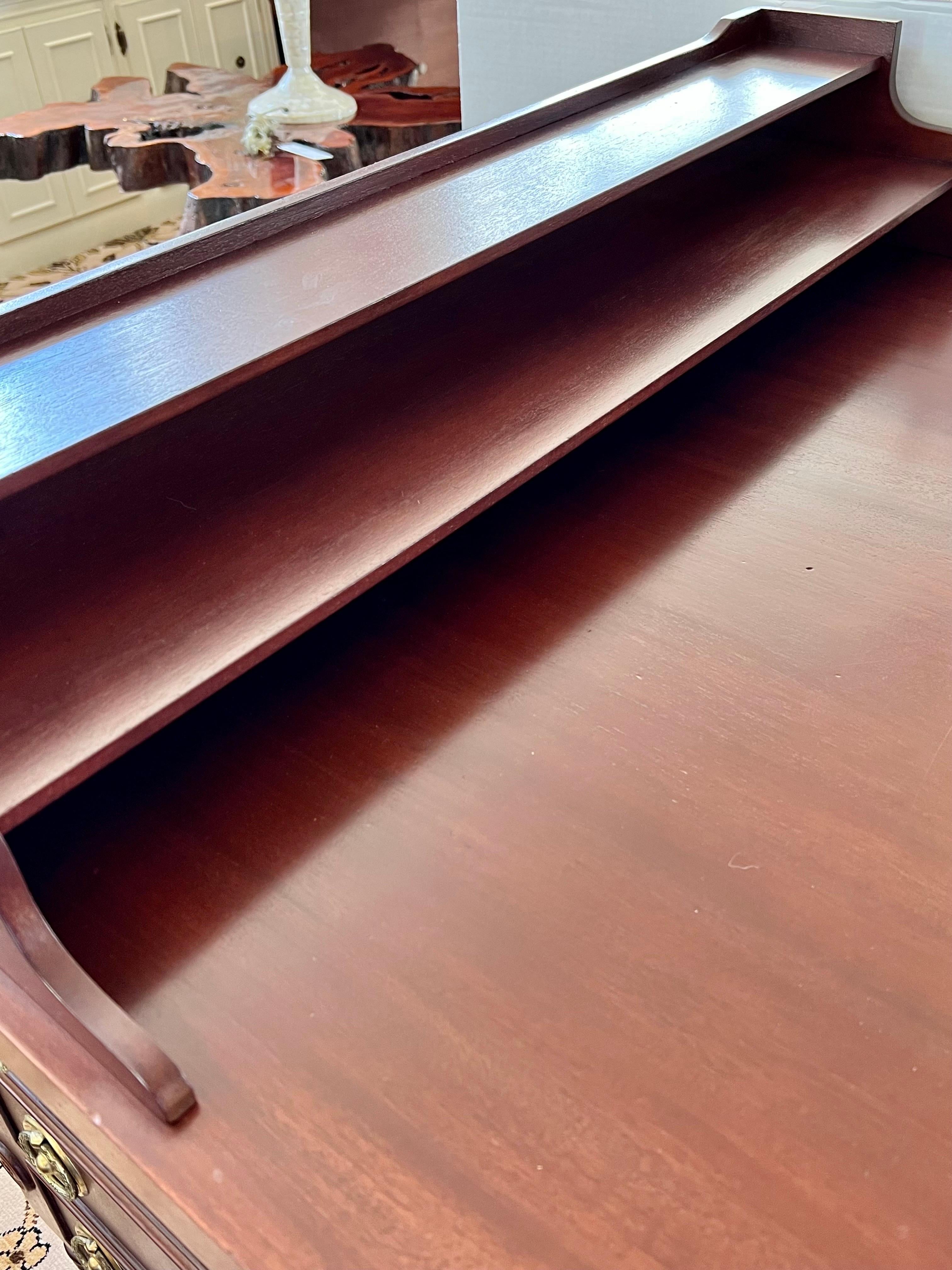 Vintage Federal George Washington Sheraton Style Mahogany Executive Desk In Good Condition In West Hartford, CT