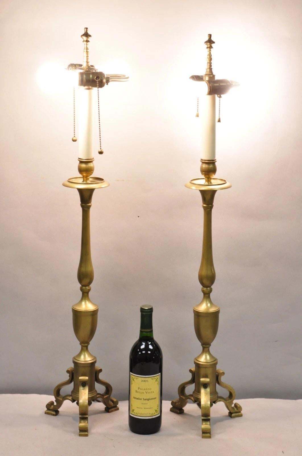 Lampade da tavolo a urna in ottone in stile Feder, Made in Japan - una coppia. Circa metà del XX secolo. Misure: 35