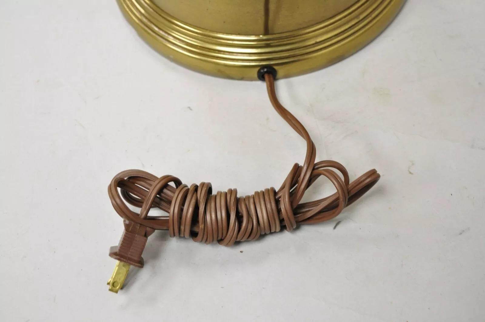 Vintage Federal Style Brass Metal Table Lamp With Shield and Wreath Design For Sale 5