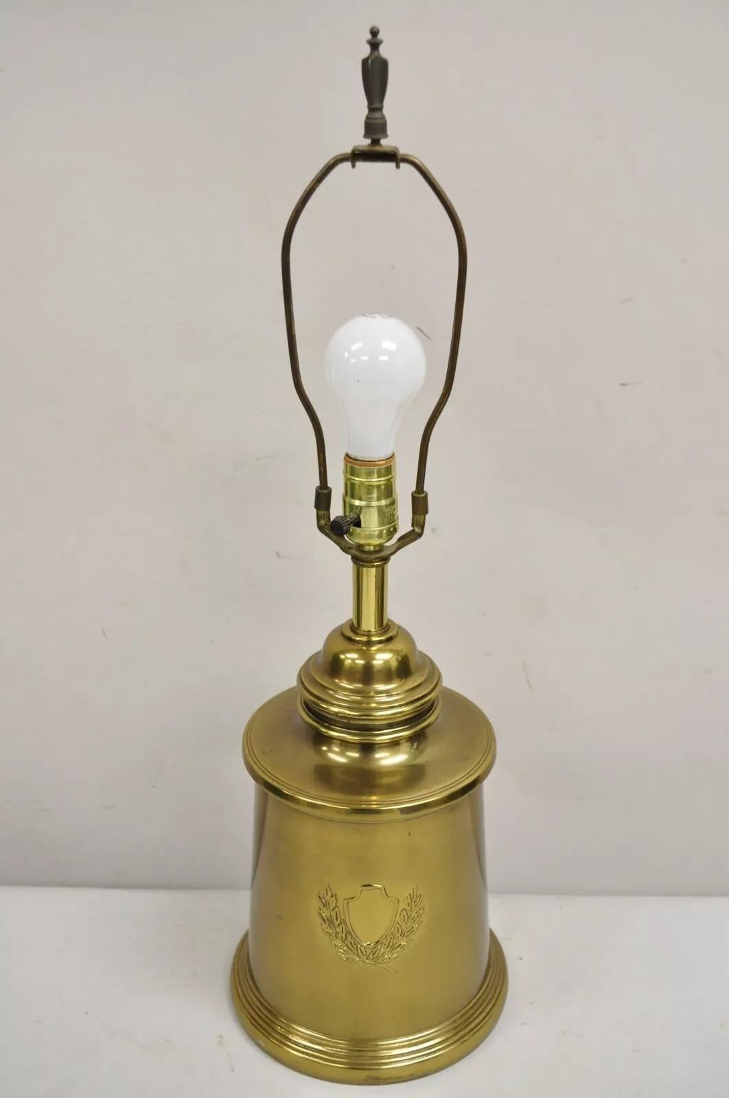 Vintage Federal Style Brass Metal Table Lamp With Shield and Wreath Design For Sale 6
