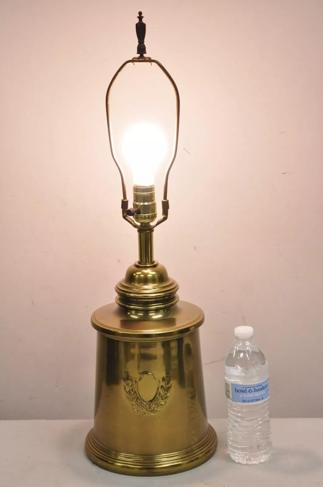 Vintage Federal Style Brass Metal Table Lamp With Shield and Wreath Design. Circa Late 20th Century. Measurements: 26