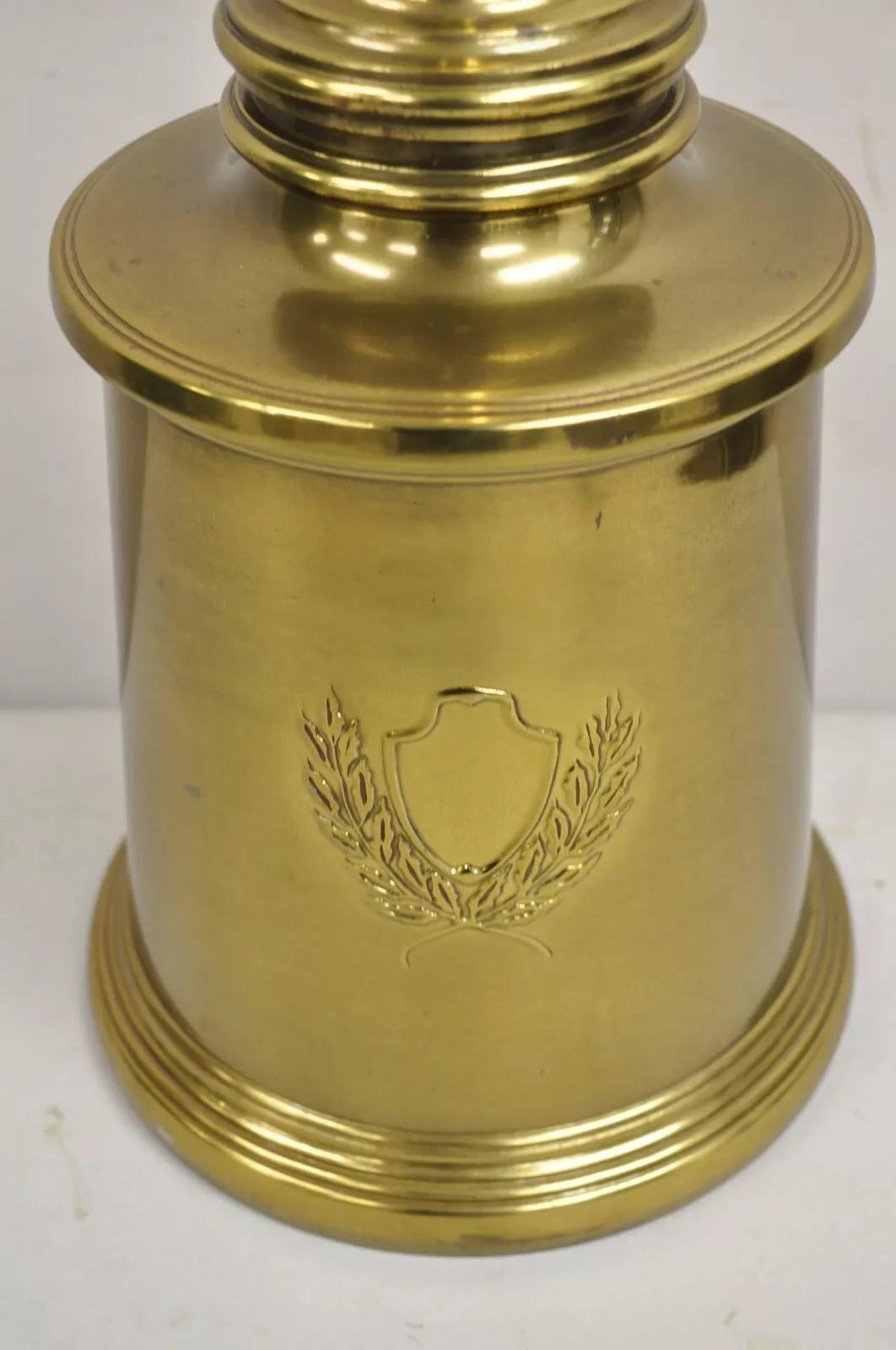 Unknown Vintage Federal Style Brass Metal Table Lamp With Shield and Wreath Design For Sale