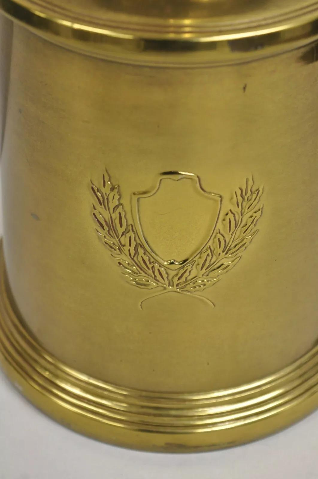 Vintage Federal Style Brass Metal Table Lamp With Shield and Wreath Design In Good Condition For Sale In Philadelphia, PA