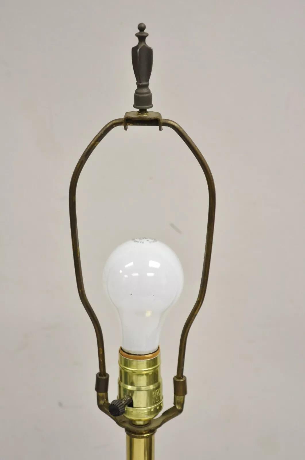 20th Century Vintage Federal Style Brass Metal Table Lamp With Shield and Wreath Design For Sale