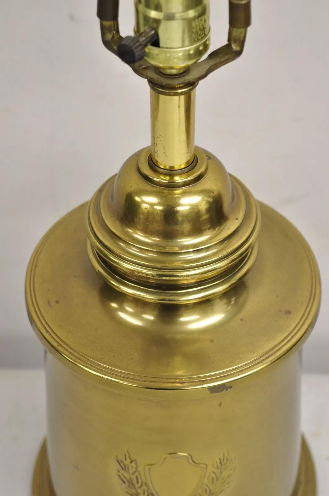 Vintage Federal Style Brass Metal Table Lamp With Shield and Wreath Design For Sale 2