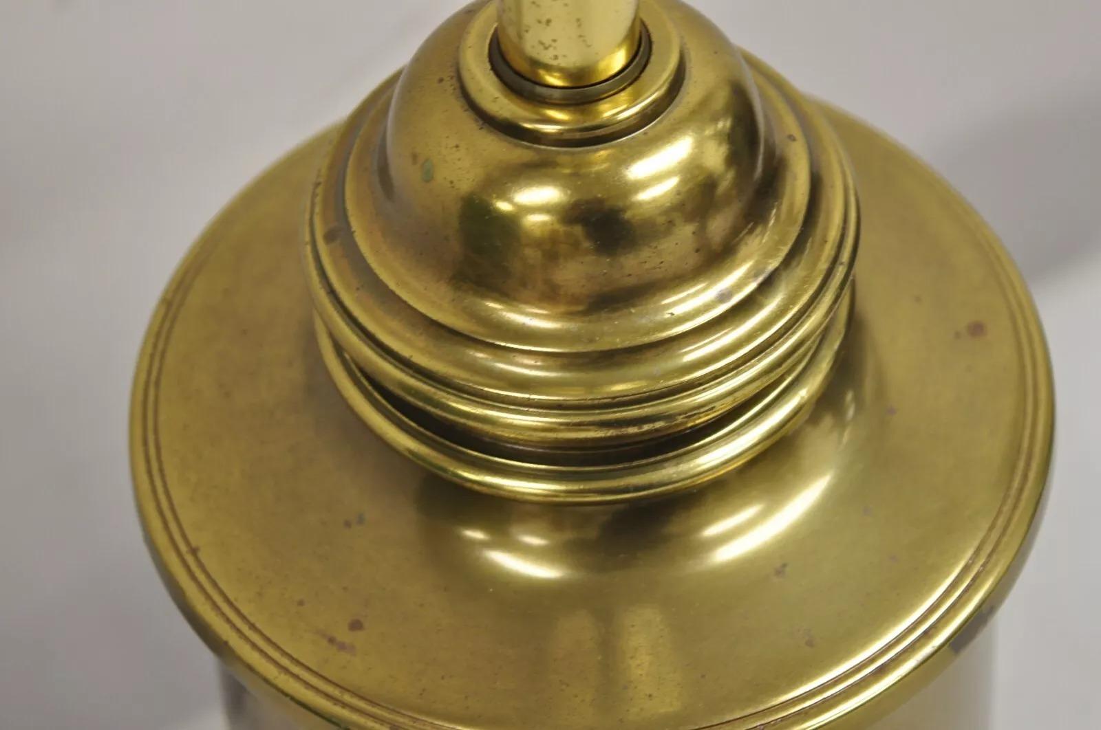 Vintage Federal Style Brass Metal Table Lamp With Shield and Wreath Design For Sale 3