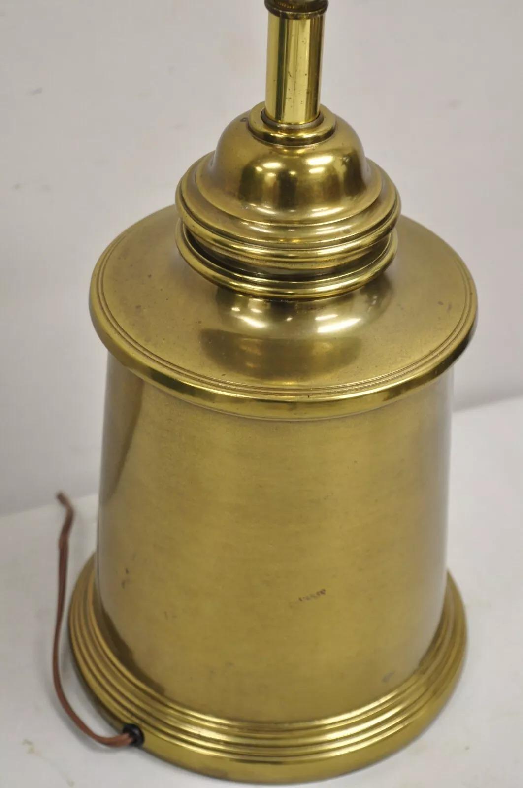 Vintage Federal Style Brass Metal Table Lamp With Shield and Wreath Design For Sale 4