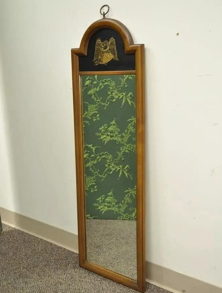 Fédéral Miroir mural vintage de style fédéral avec cadre étroit en bois de cerisier arqué d'aigle doré en vente