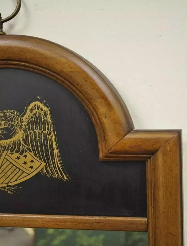 Inconnu Miroir mural vintage de style fédéral avec cadre étroit en bois de cerisier arqué d'aigle doré en vente