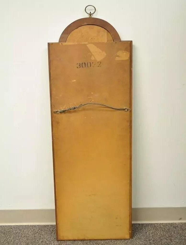 Miroir mural vintage de style fédéral avec cadre étroit en bois de cerisier arqué d'aigle doré Bon état - En vente à Philadelphia, PA