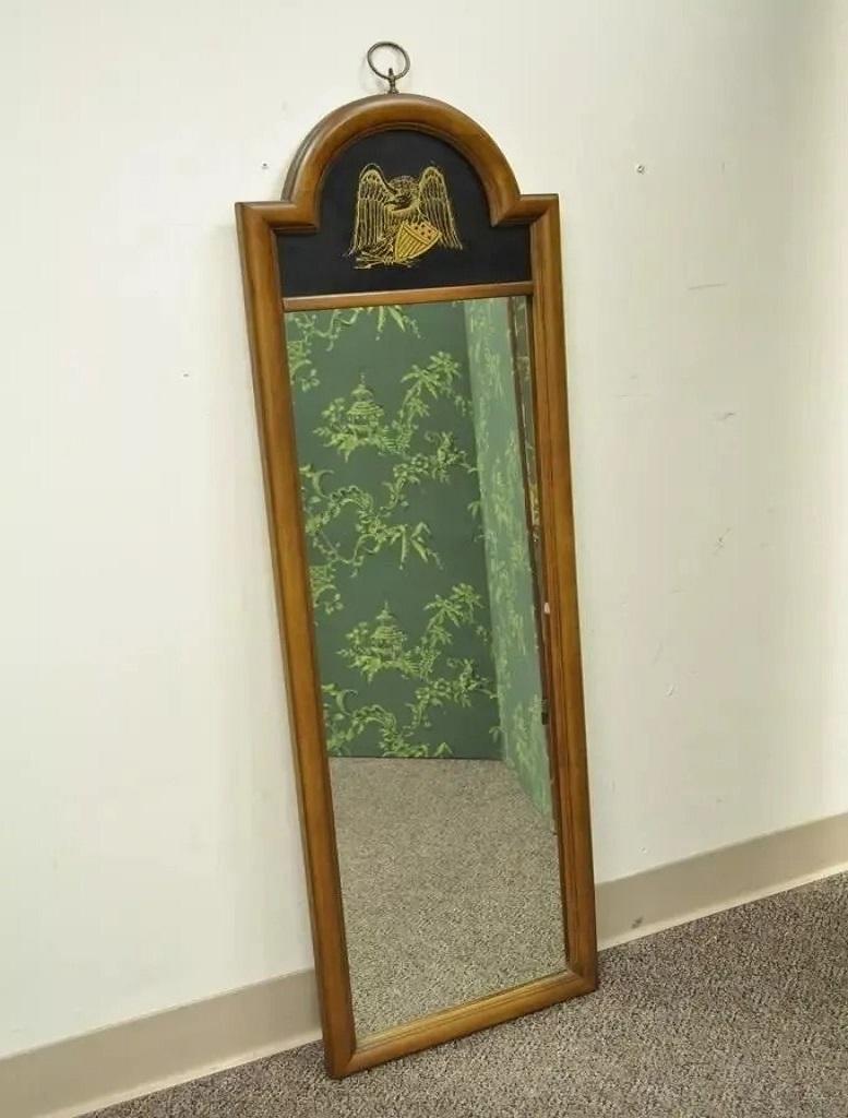 20ième siècle Miroir mural vintage de style fédéral avec cadre étroit en bois de cerisier arqué d'aigle doré en vente