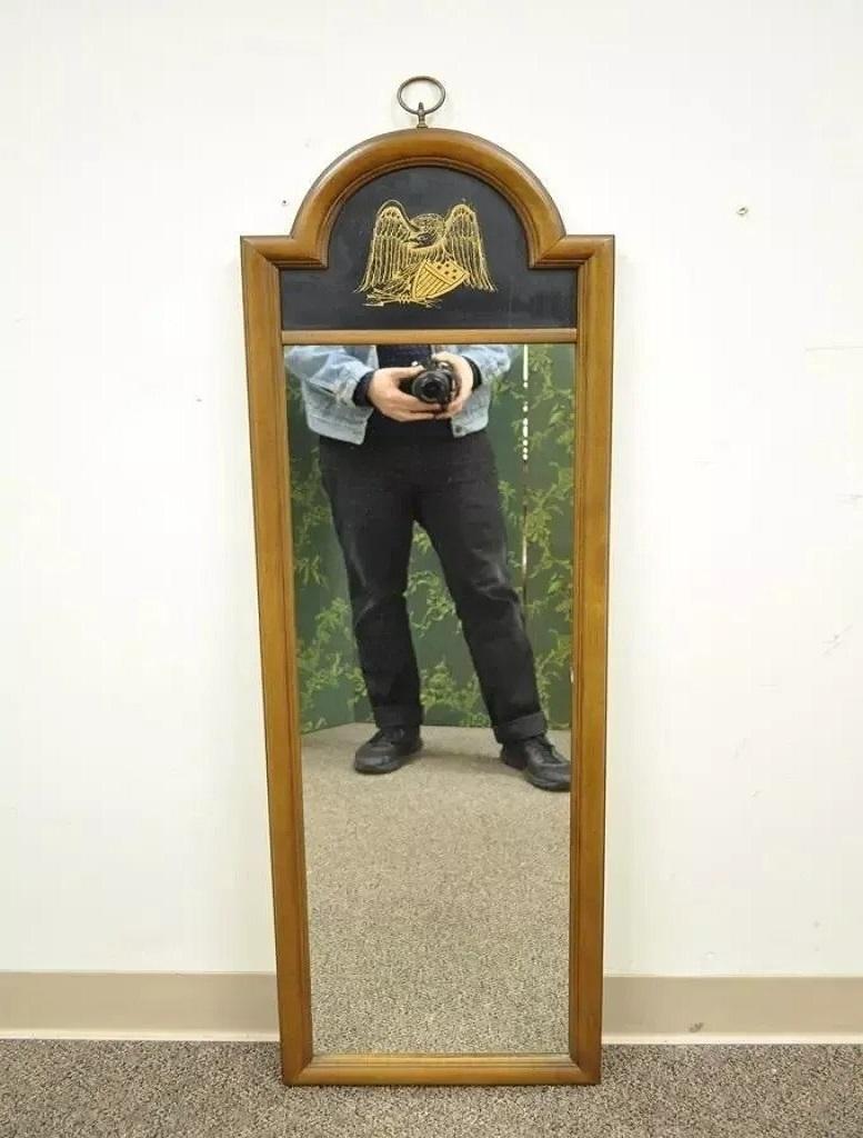 Miroir mural vintage de style fédéral avec cadre étroit en bois de cerisier arqué d'aigle doré en vente 1