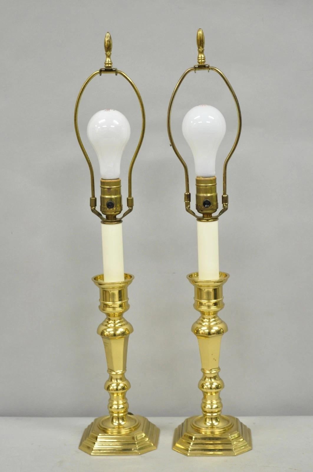 Candeliere d'epoca in ottone lucidato in stile Feder Piccole lampade da tavolo di vanità a coppia in vendita 3