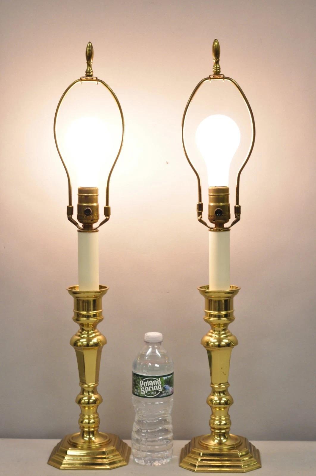 Lampade da tavolo piccole in ottone lucido in stile Feder - una coppia. Circa alla fine del XX secolo. Misure: 25,5