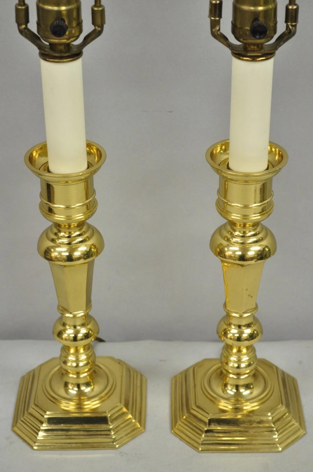 Federale Candeliere d'epoca in ottone lucidato in stile Feder Piccole lampade da tavolo di vanità a coppia in vendita