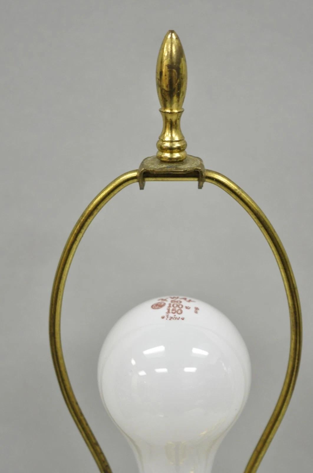 Candeliere d'epoca in ottone lucidato in stile Feder Piccole lampade da tavolo di vanità a coppia In condizioni buone in vendita a Philadelphia, PA