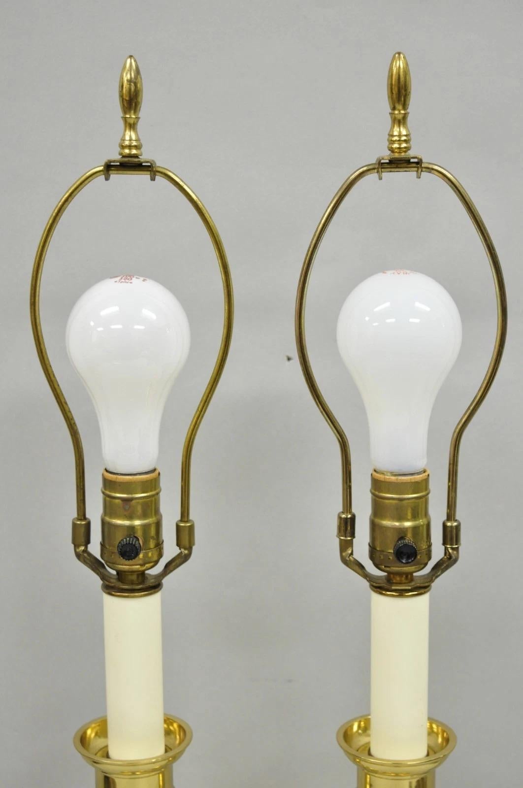 XX secolo Candeliere d'epoca in ottone lucidato in stile Feder Piccole lampade da tavolo di vanità a coppia in vendita