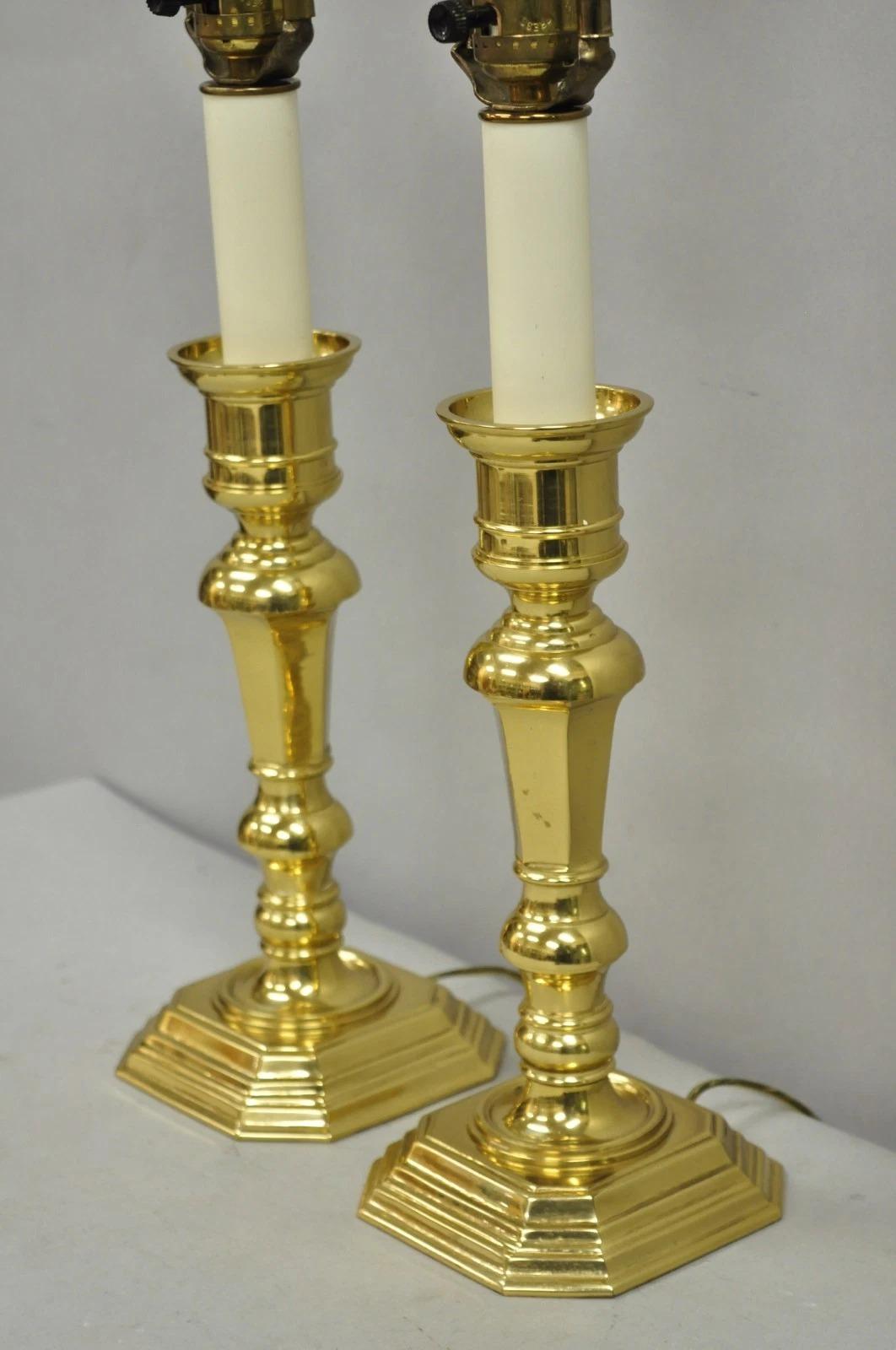 Candeliere d'epoca in ottone lucidato in stile Feder Piccole lampade da tavolo di vanità a coppia in vendita 1