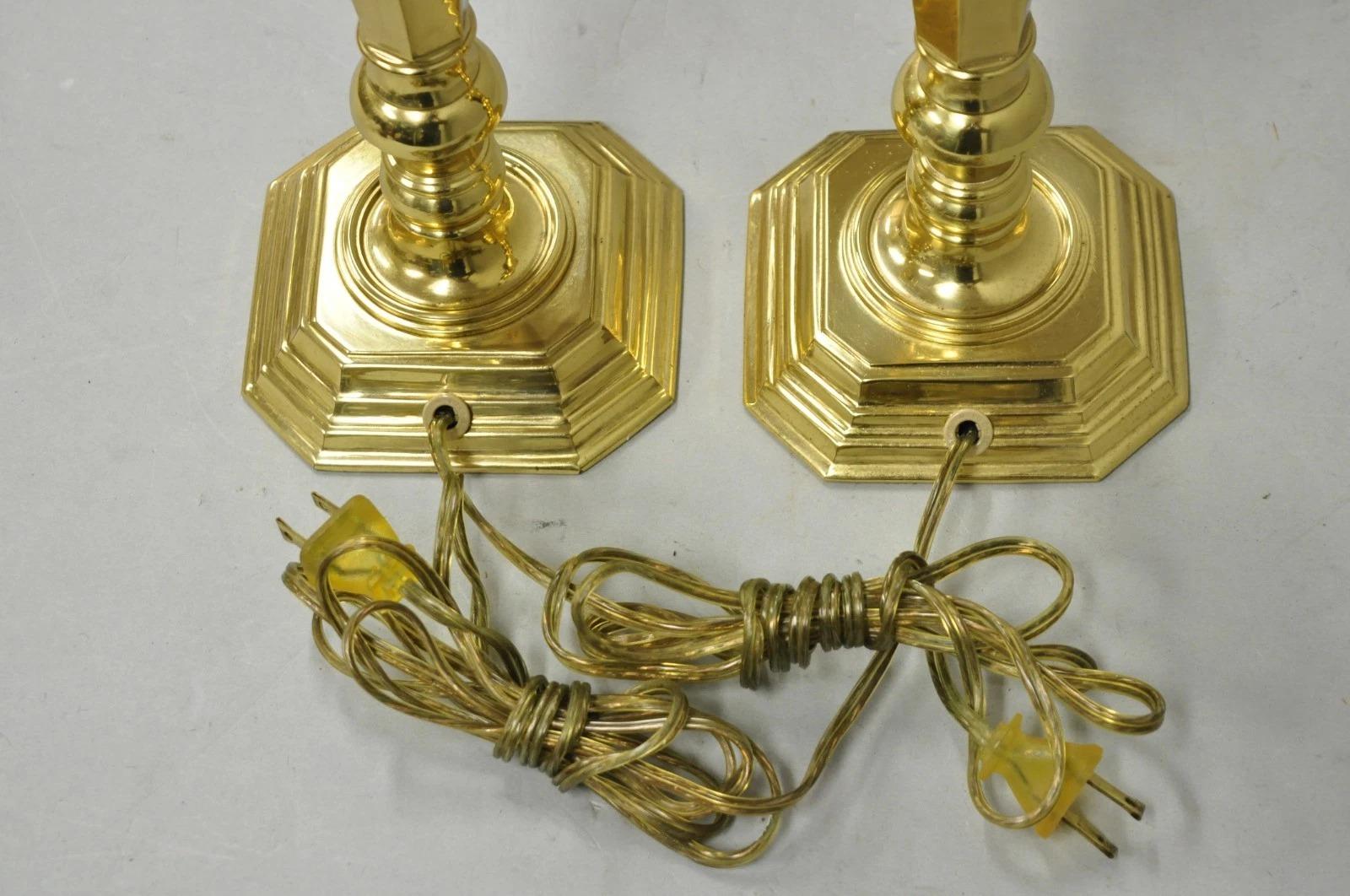 Candeliere d'epoca in ottone lucidato in stile Feder Piccole lampade da tavolo di vanità a coppia in vendita 2
