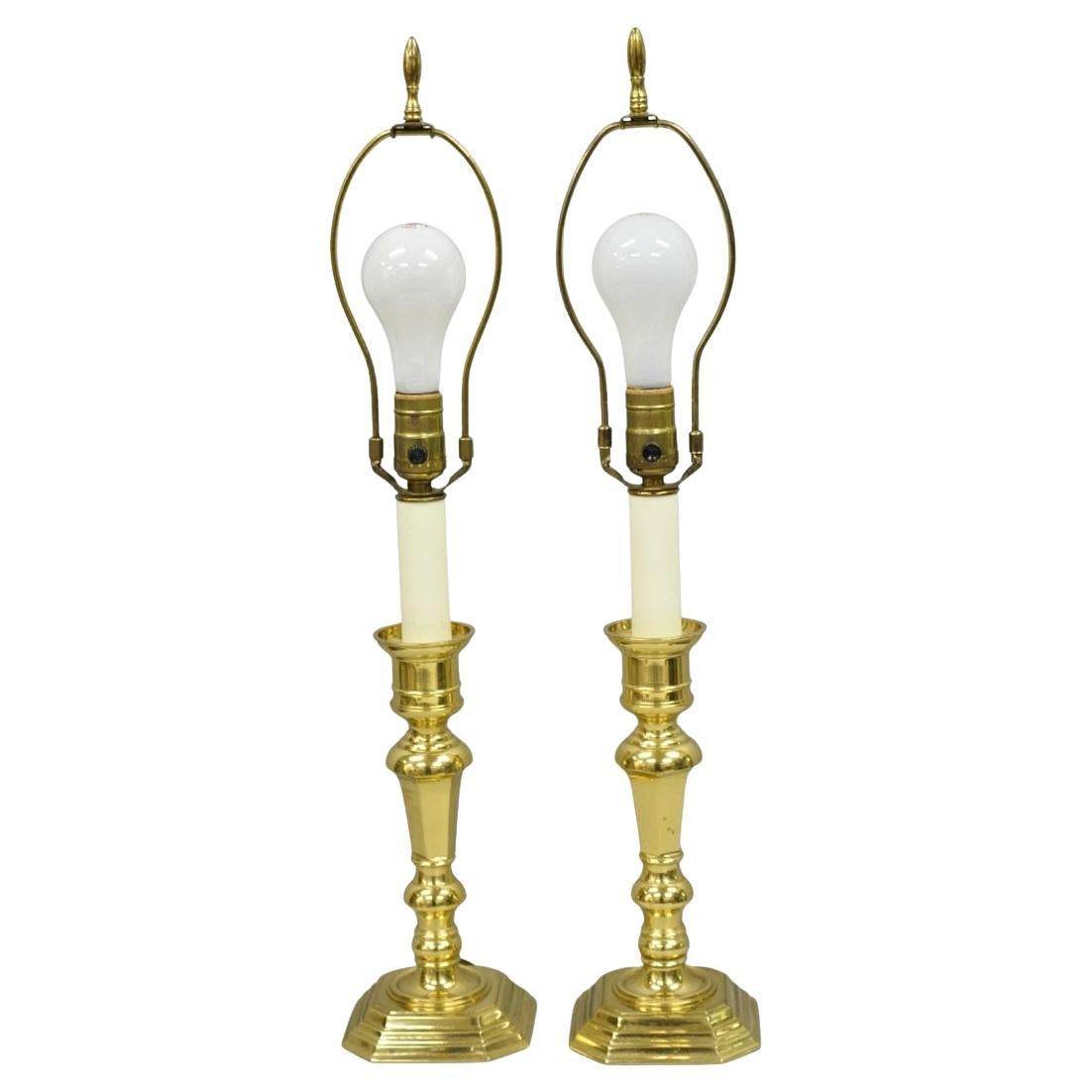 Candeliere d'epoca in ottone lucidato in stile Feder Piccole lampade da tavolo di vanità a coppia in vendita