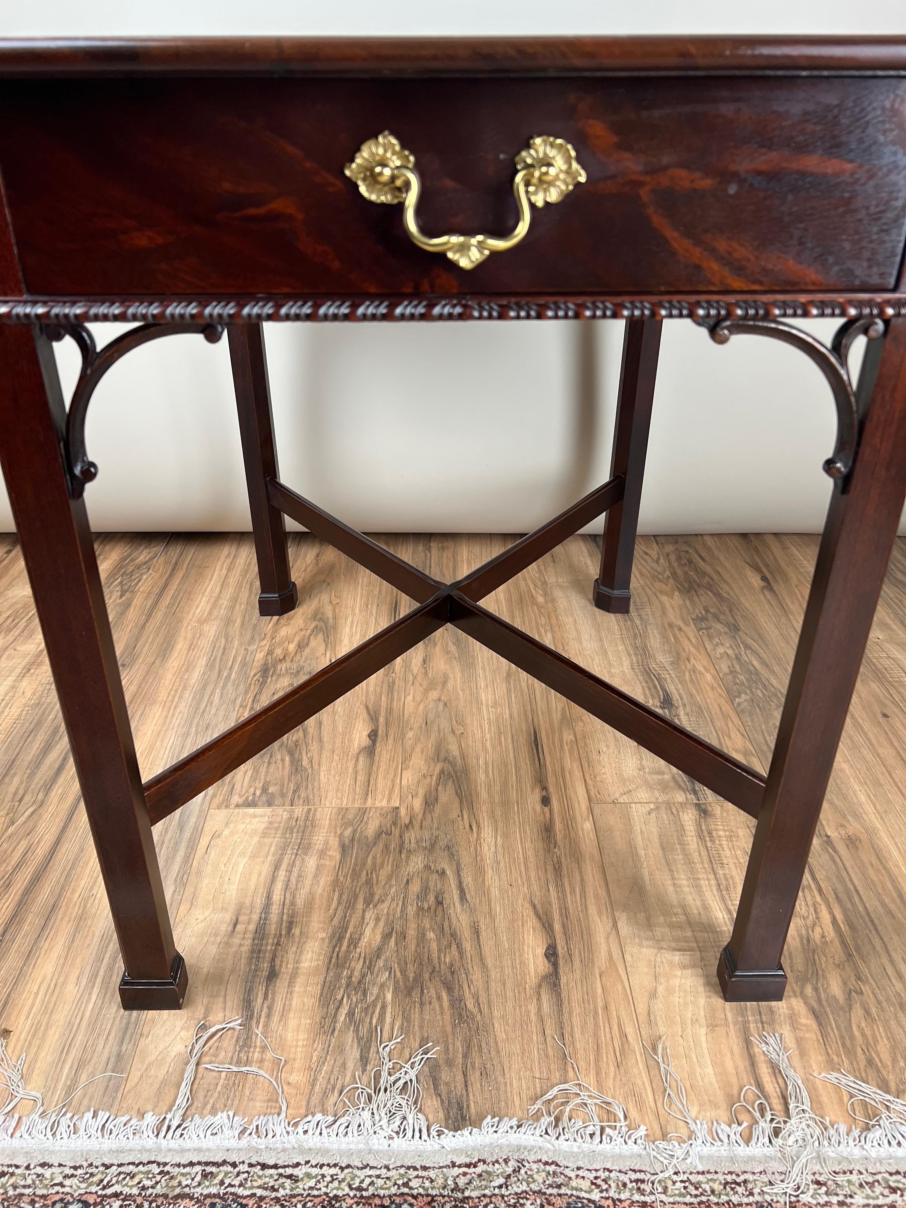 Vintage Federal Style X Stretcher One Drawer End Table by Stickley Bon état - En vente à Westfield, MA