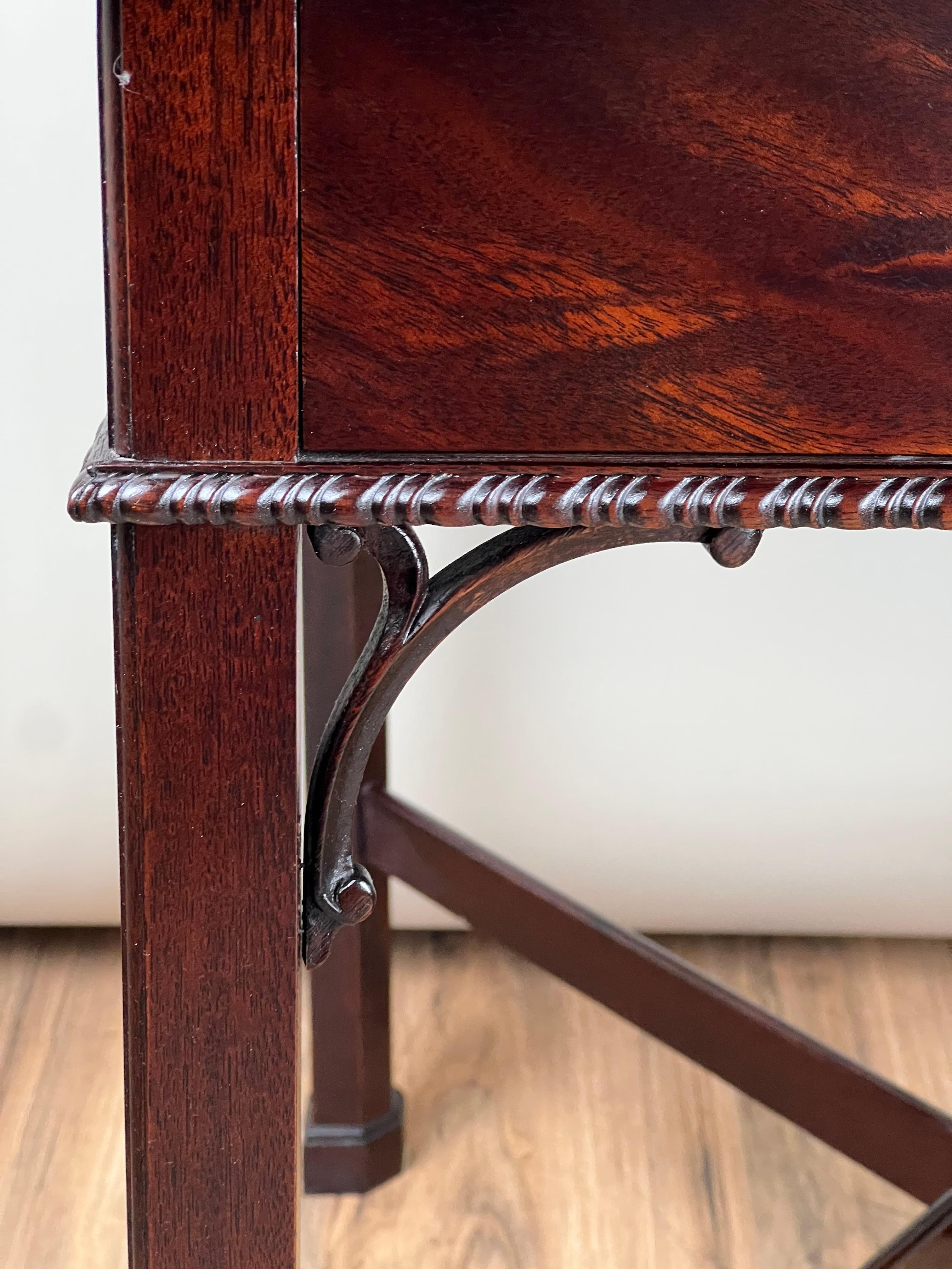 20ième siècle Vintage Federal Style X Stretcher One Drawer End Table by Stickley en vente