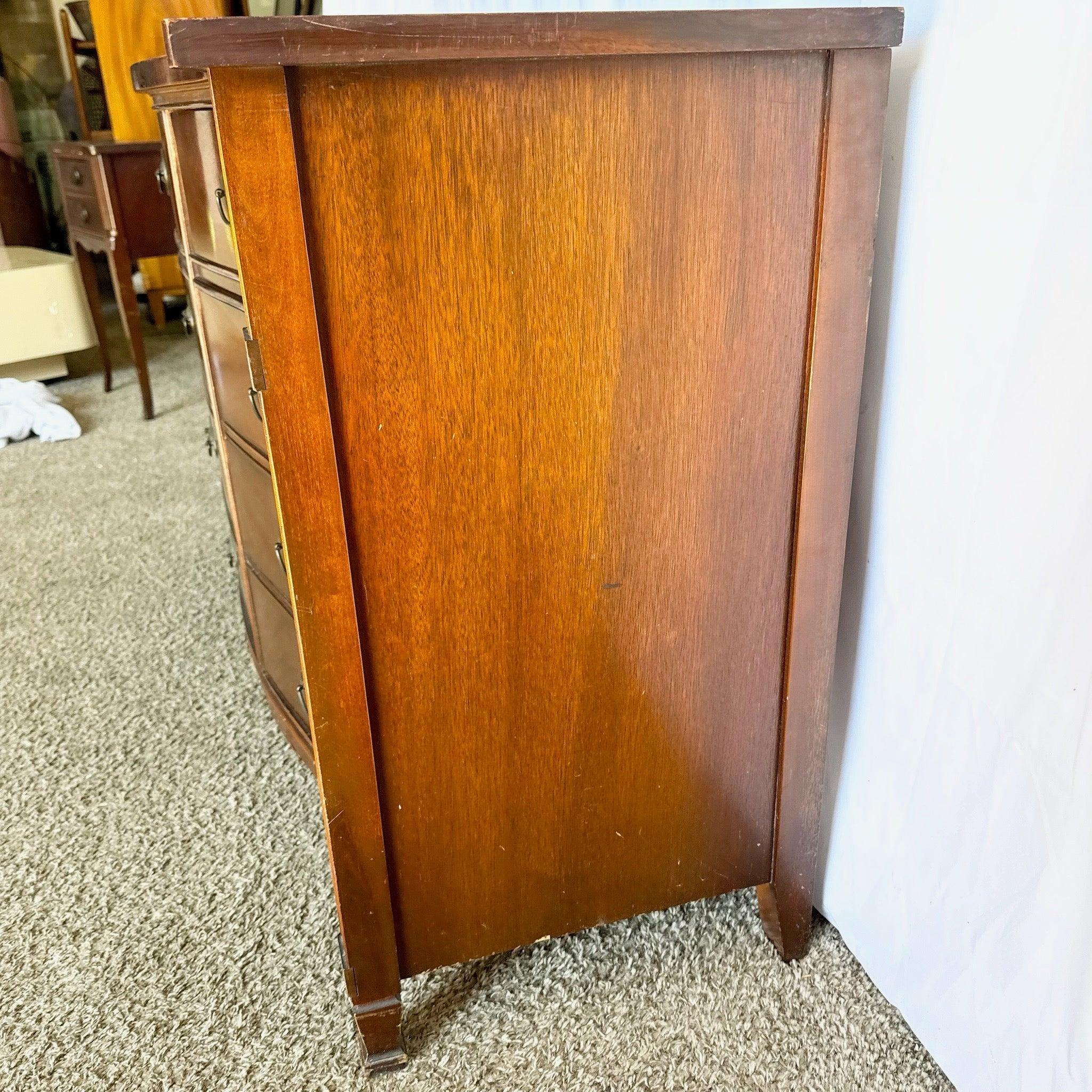 Commode vintage en acajou de style fédéraliste par Dixie avec un design en arc de cercle et six tiroirs avec quincaillerie en laiton, ajoutant une élégance intemporelle à n'importe quelle chambre à coucher.
 
 Usure de la finition, des surfaces et
